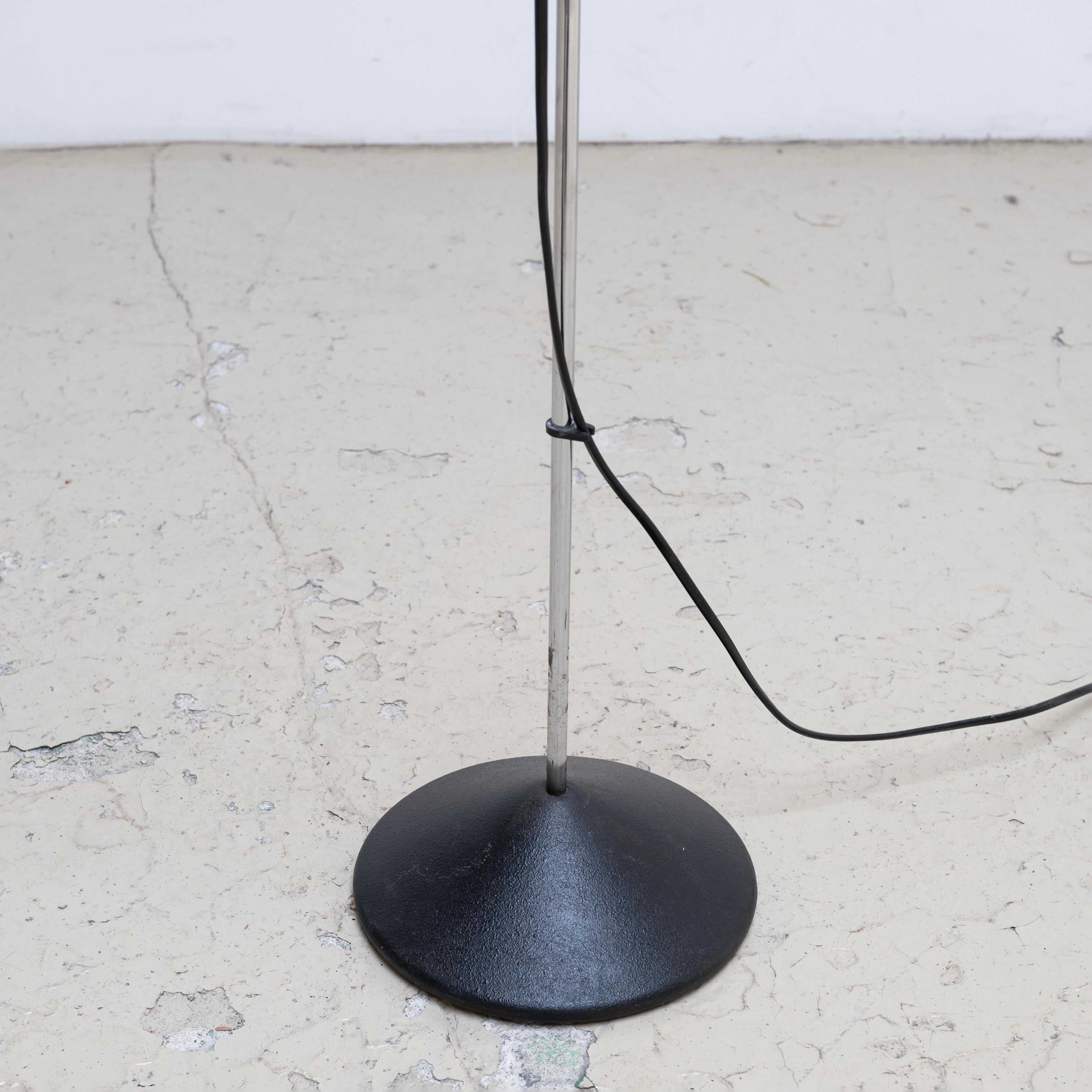 Floor lamp from the Italian lighting manufacturer Valenti, produced in the 1970s.
The height of the lampshade is adjustable.