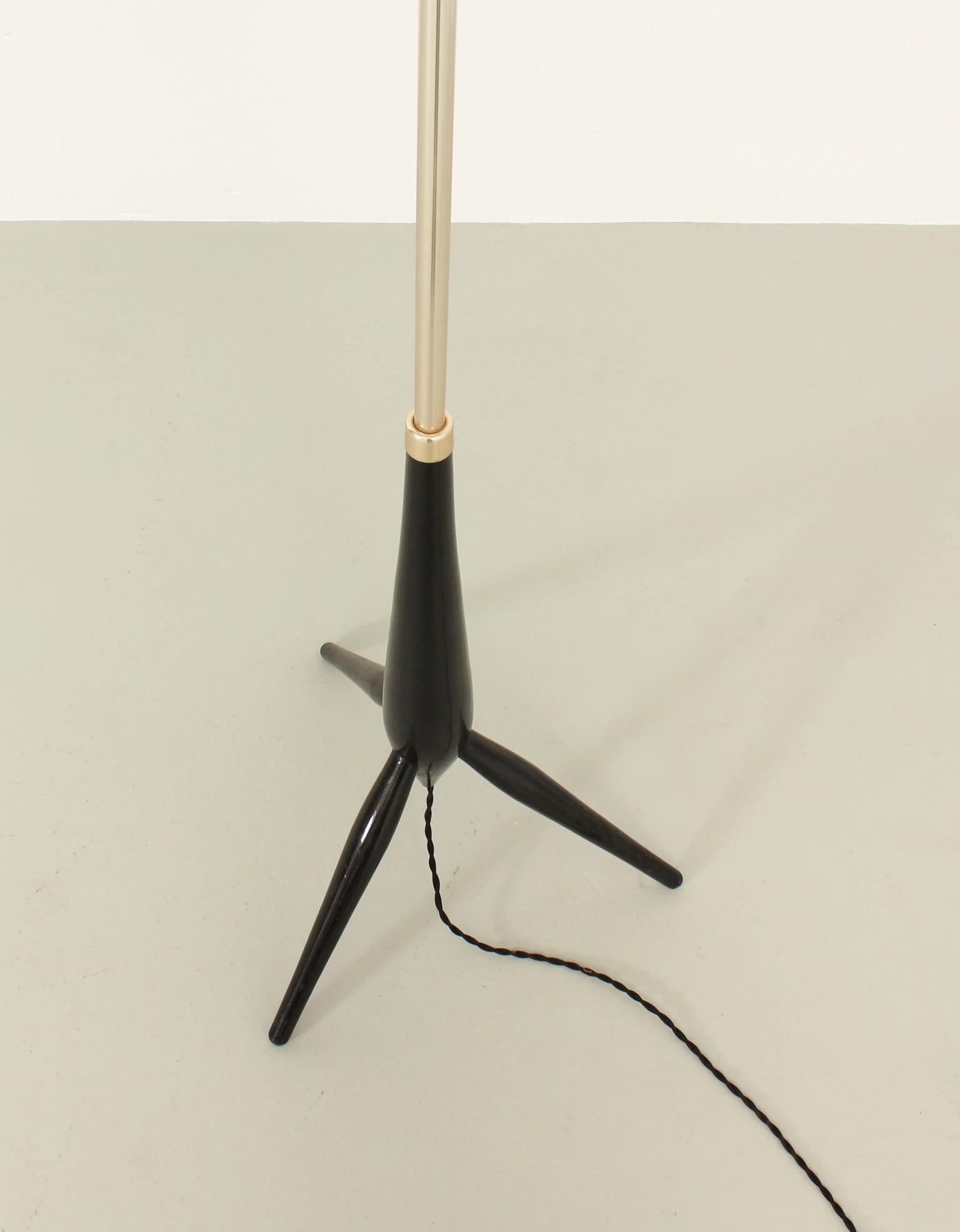 Floor Lamp from 1950's with Tripod Wood Base, France In Good Condition For Sale In Barcelona, ES