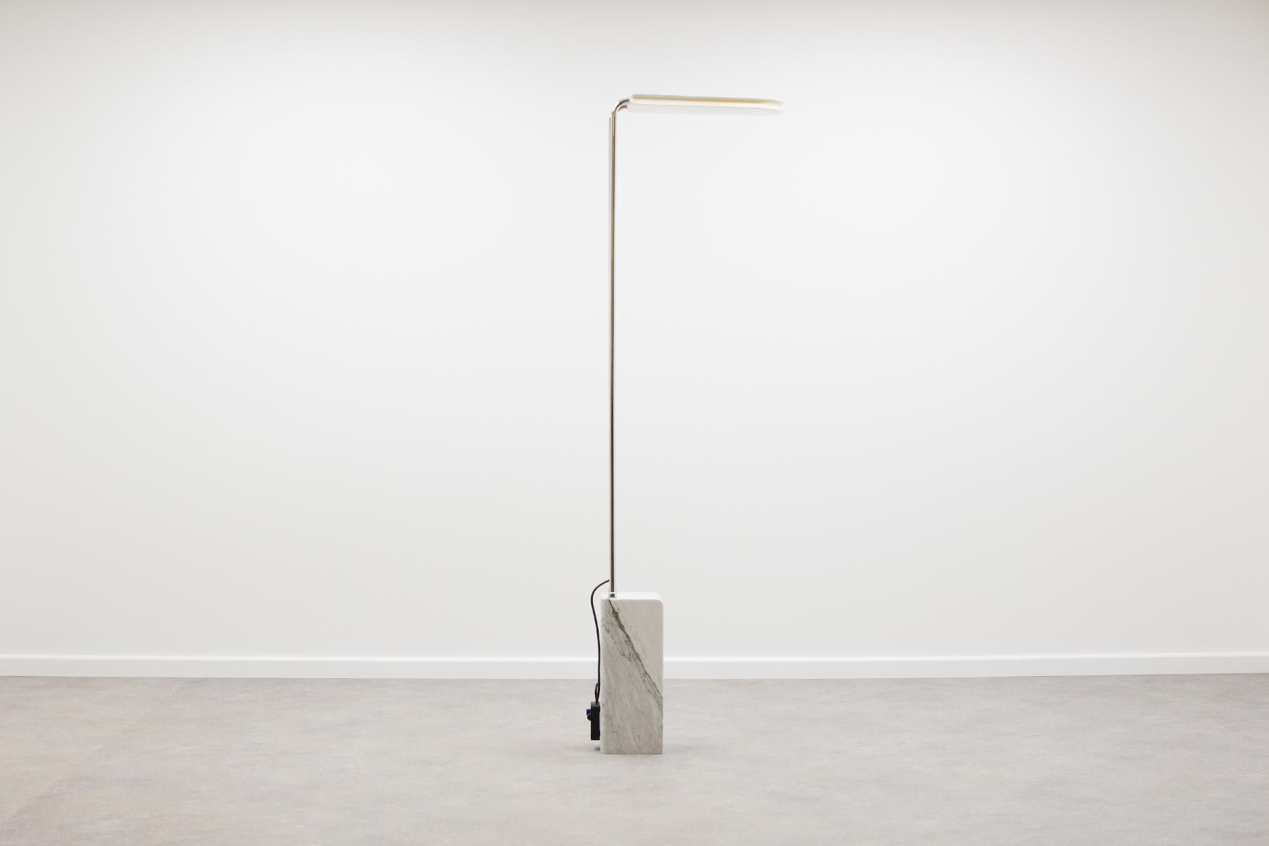 Large ‘Gesto’ floor lamp in very good condition.

Two available.

Designed by Bruno Gecchelin.

Manufactured by Skipper, Italy, 1970s

The base is made of white Carrara marble with beautiful grey veins. 

A chromed frame holds a white lacquered