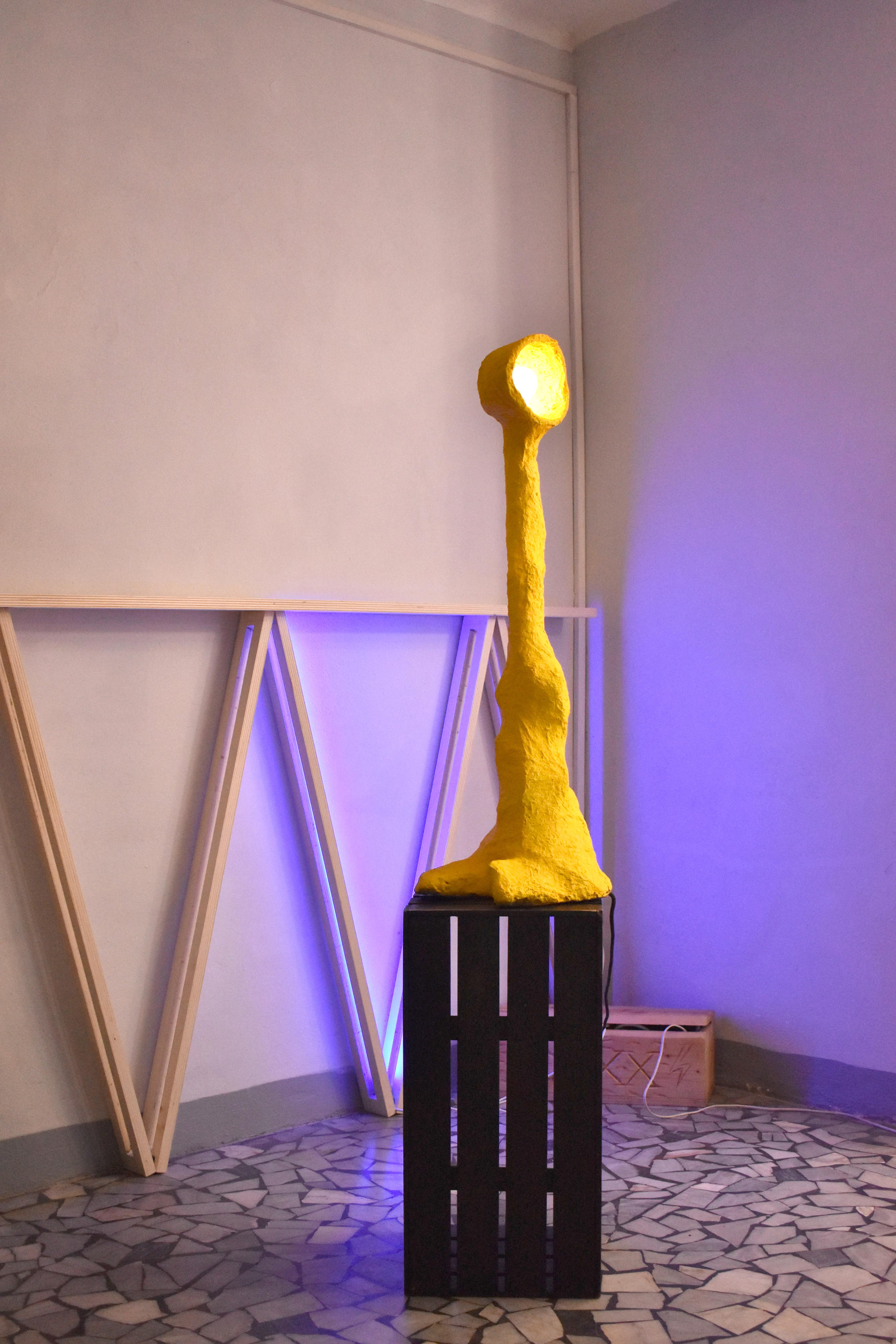 Descubre la belleza de la sencillez con esta lámpara artesanal fabricada íntegramente con materiales reciclados y recubierta después con papel reciclado. Es un verdadero símbolo de ingenio y diseño sostenible. Cada detalle ha sido meticulosamente