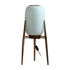 Lampadaire, abat-jour en verre, base tripode en bois, ère spatiale, années 1960