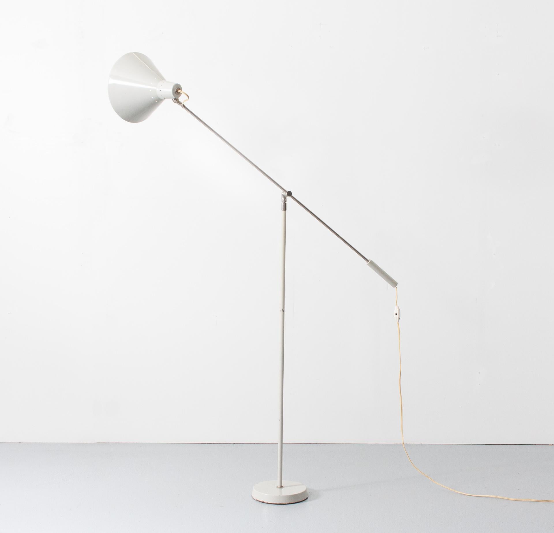 Very rare floor lamp attributed to H Fillekes for Artiforte 1950s. Very unusual bal joint, to clap
side ways, also adjustable in hight by turn the screw loose. Never see this model. The Magneto floor lamp
by H Fillekes used the same components. A
