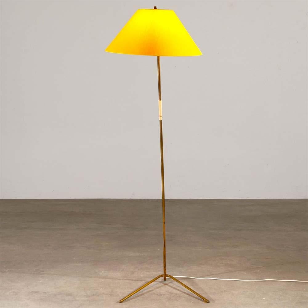 Sehr elegante und originelle Stehleuchte mit hohem, schlankem Messingschaft und bumerangförmigem Sockel aus patiniertem Messing. Es wurde in den 1950er Jahren von J.T. entworfen. Kalmar und wird von dem von seinem Großvater gegründeten