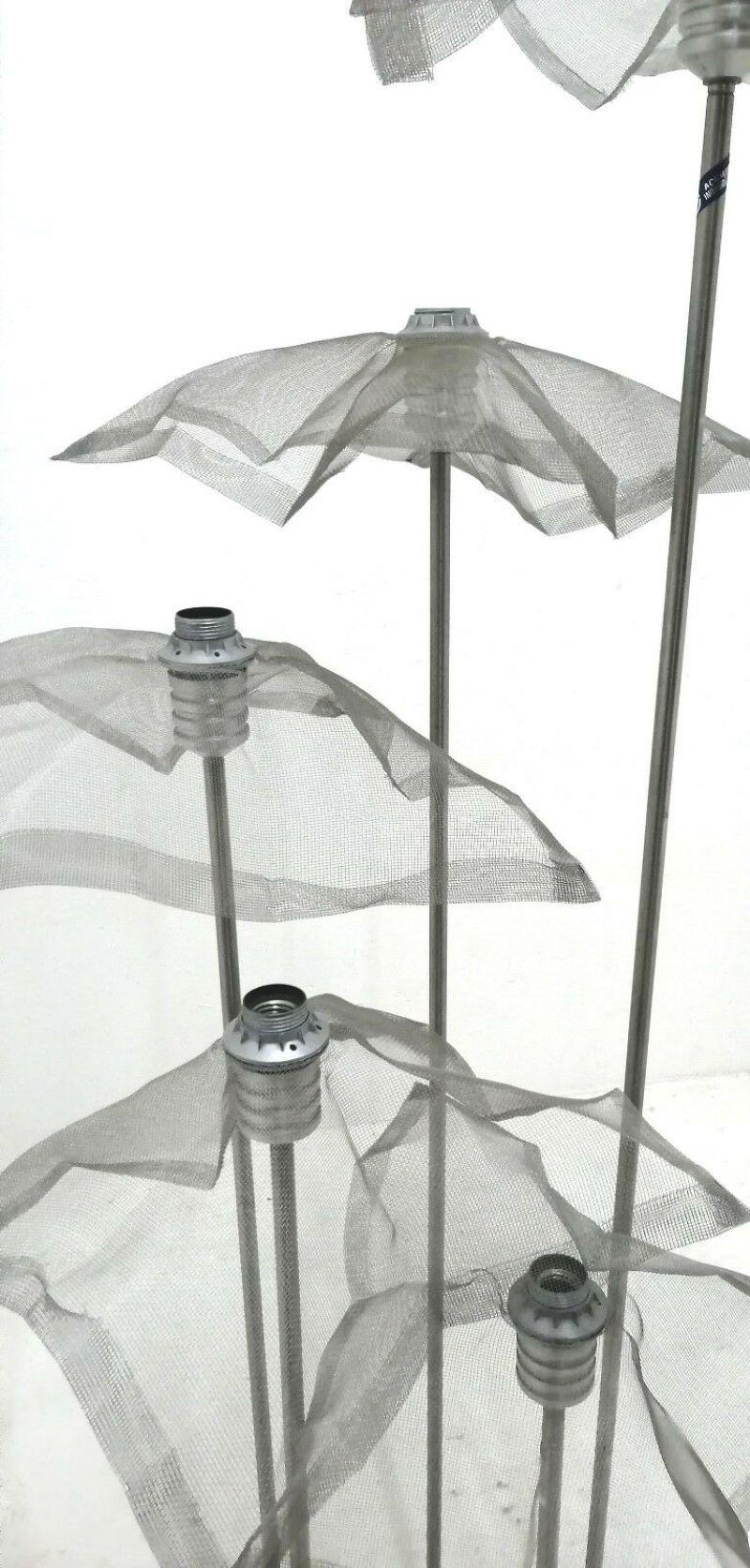 Lampadaire en aluminium et maille métallique mouchetée à la main, 1970 Bon état - En vente à taranto, IT
