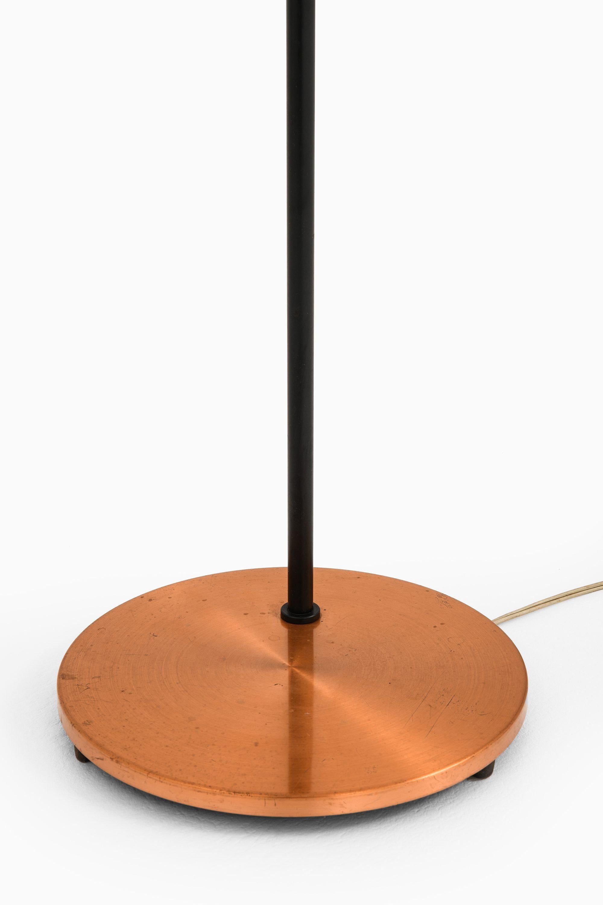 Scandinavian Modern Floor Lamp in Black Lacquered Metal, Copper and Teak by Jo Hammerborg, 1950's For Sale