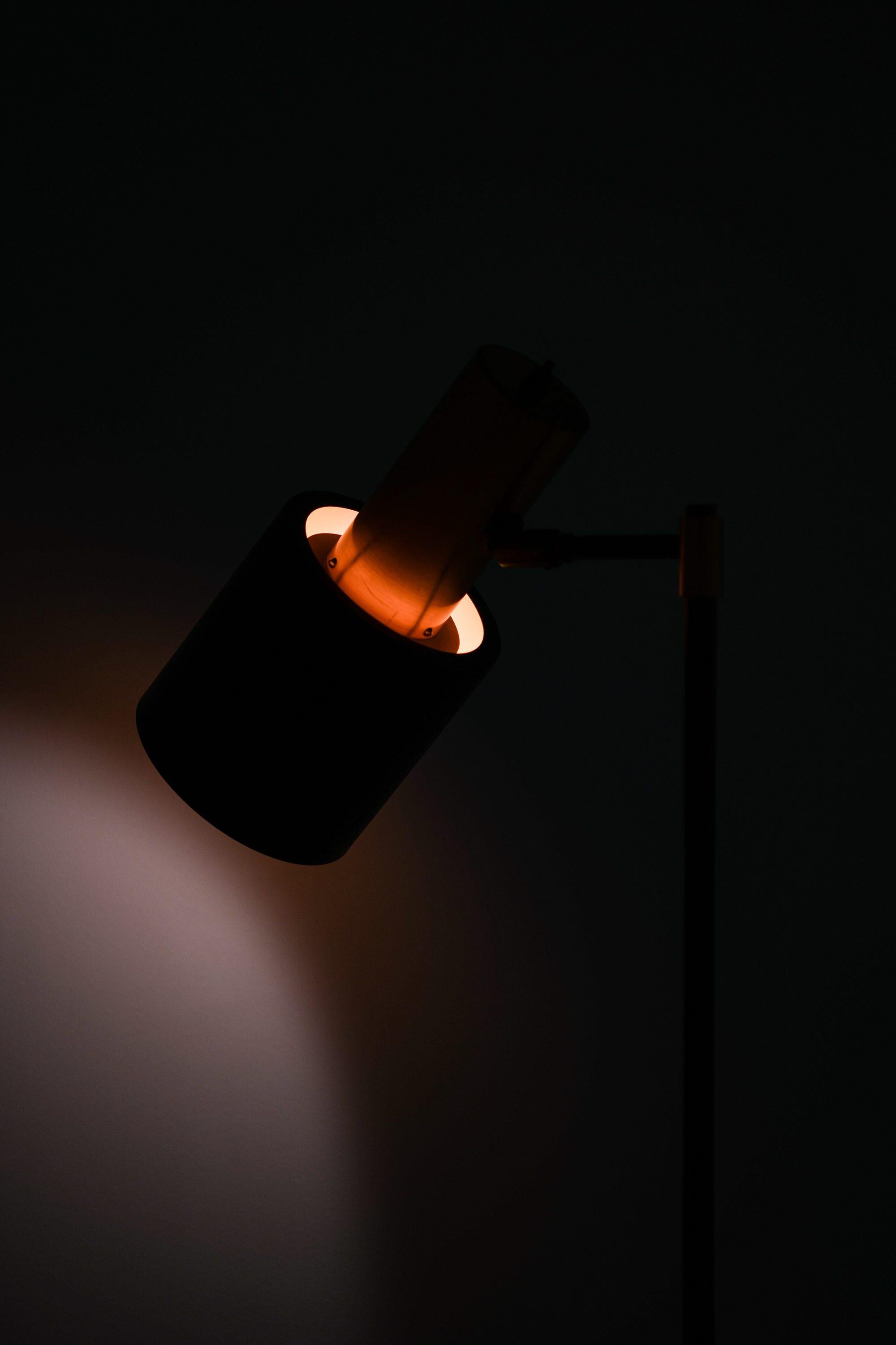 Stehlampe aus schwarz lackiertem Metall, Kupfer und Teakholz von Jo Hammerborg, 1950er Jahre im Zustand „Gut“ im Angebot in Limhamn, Skåne län