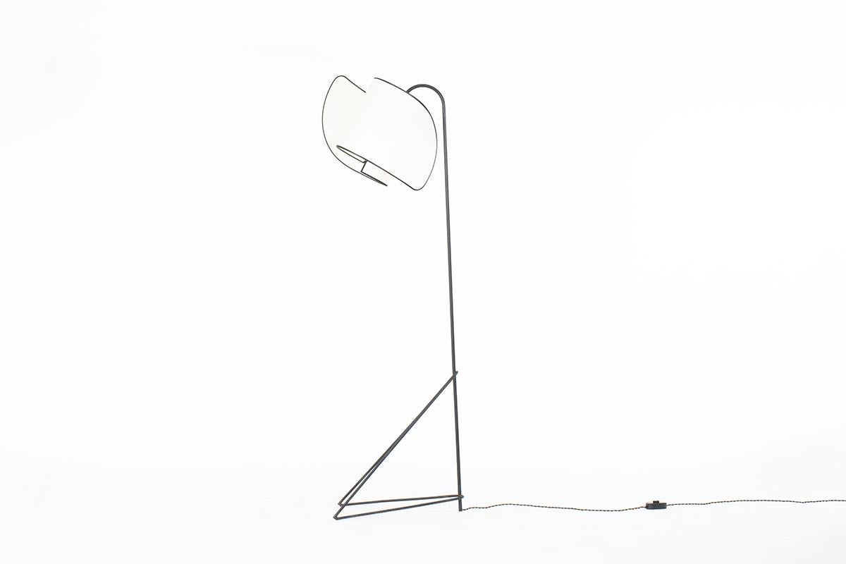 Floor lamp from the fifties in France
Minimalist design
Feet in black lacquered metal, tubular shape
beige paper lampshade with a black border (made to measure)
