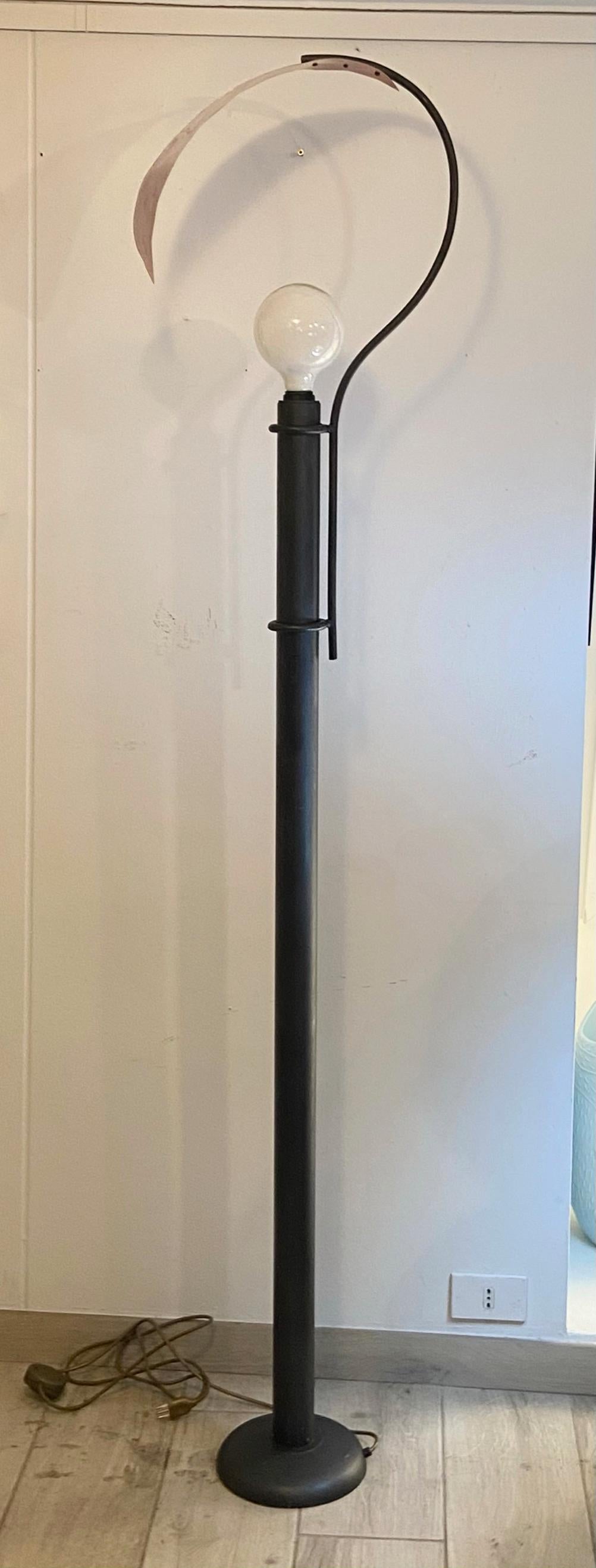 This floor lamp has a splendid design, in gray metal and diffuser made with copper leaf that can be admired even when the light is off. The materials are tastefully chosen and worked in an artistic way.