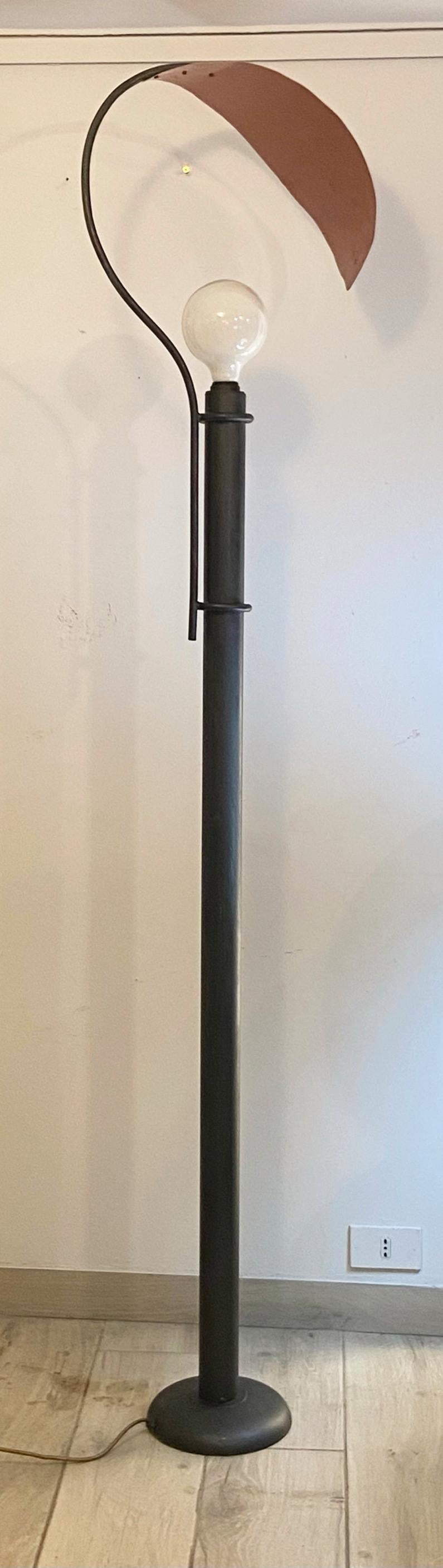 Mid-Century Modern Floor Lamp in Black Painted Metal and Large Copper Leaf, Italy, 1980s For Sale