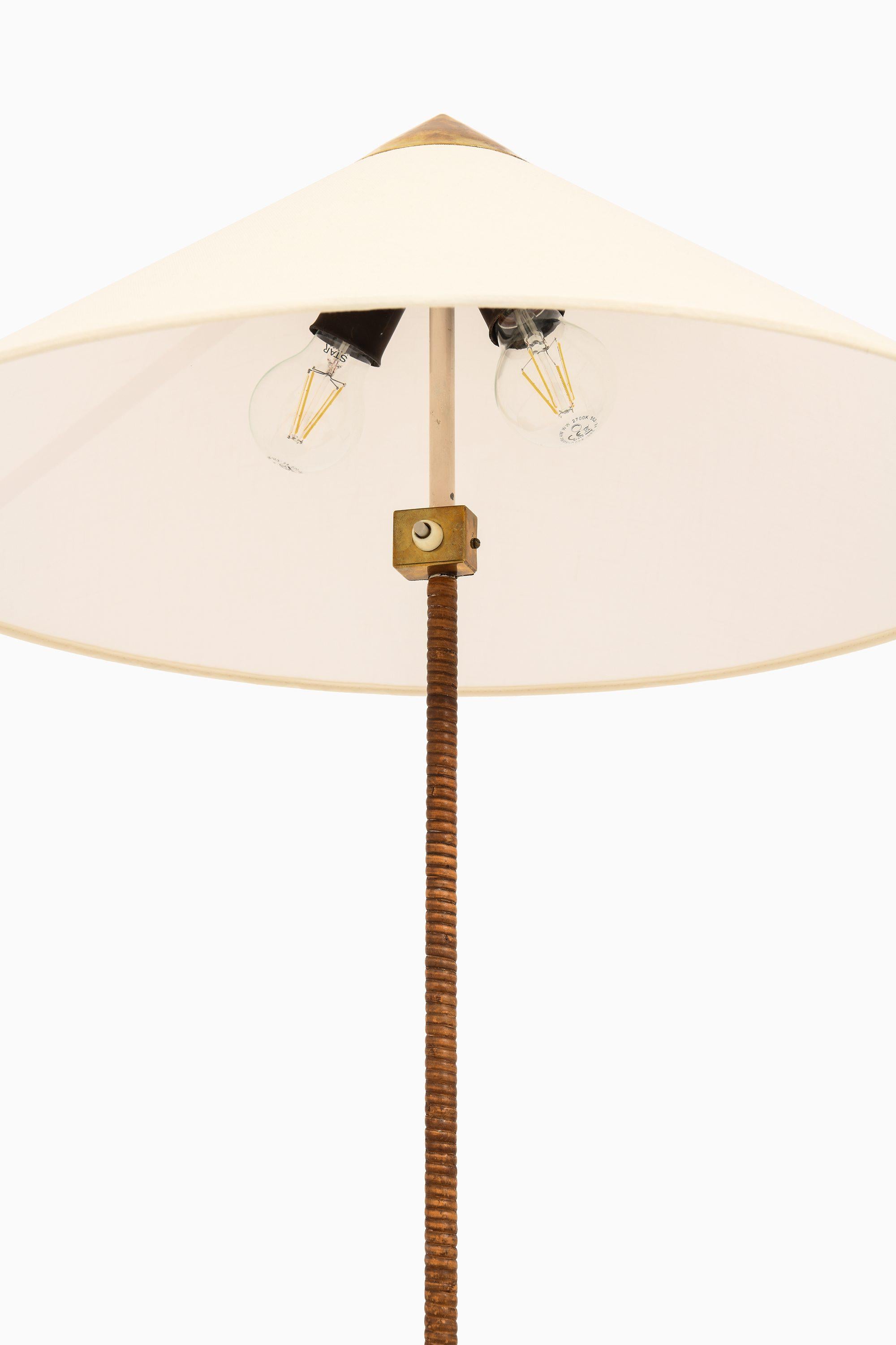Lámpara de pie de latón y caña de Paavo Tynell, años 50 Escandinavo moderno en venta