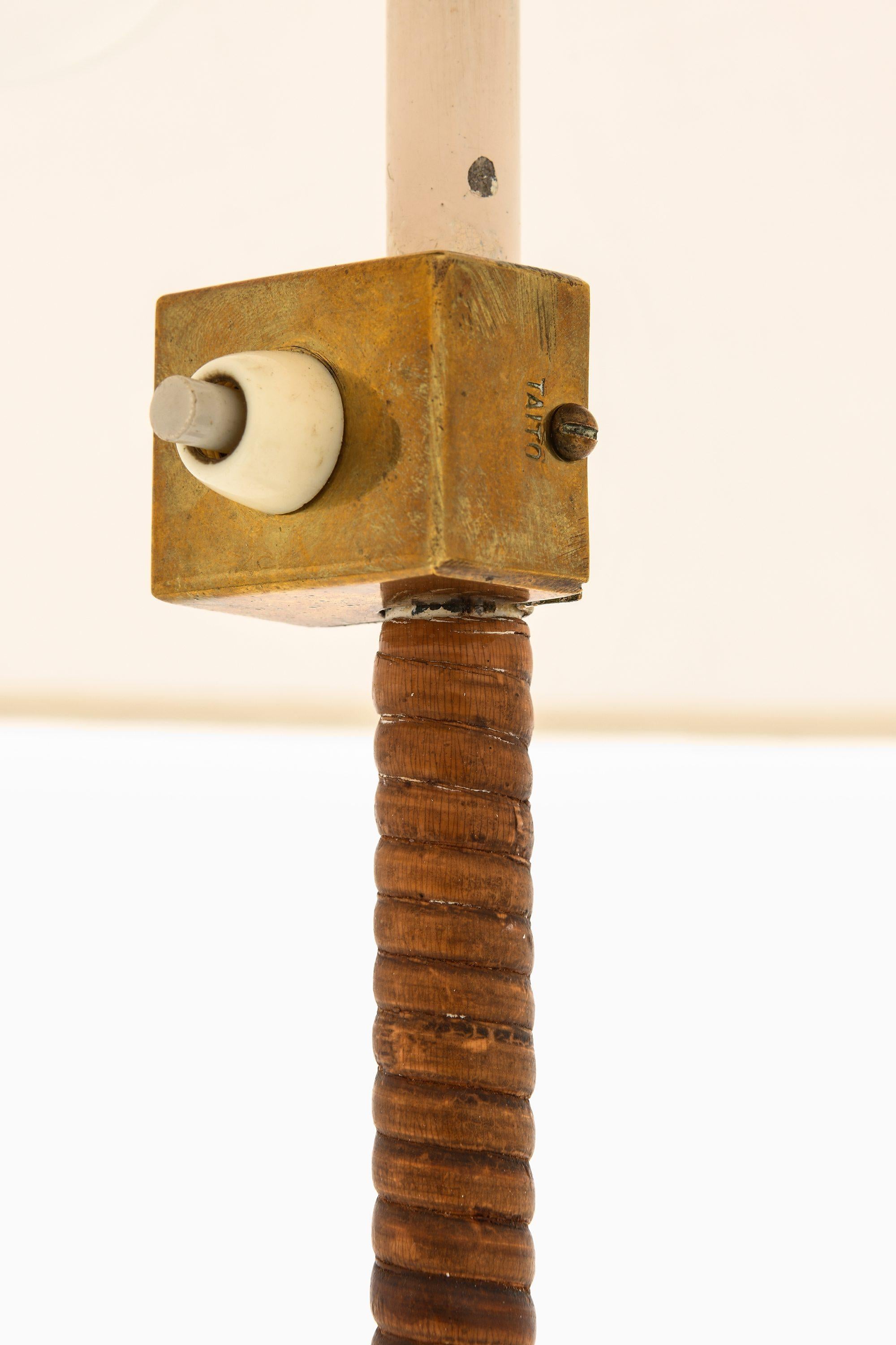 Lámpara de pie de latón y caña de Paavo Tynell, años 50 en Bueno estado para la venta en Limhamn, Skåne län