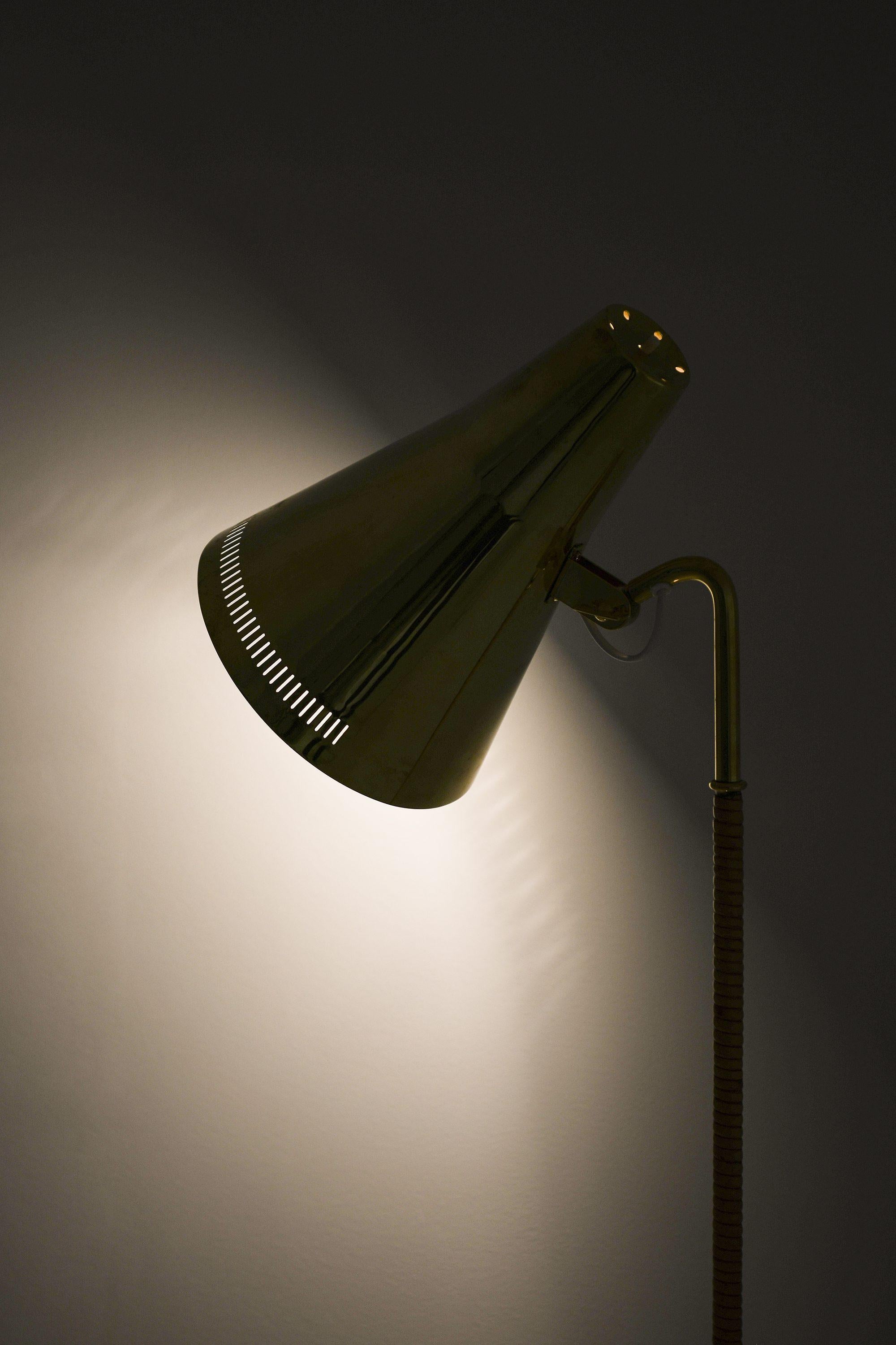 Lámpara de pie de latón y caña de Paavo Tynell, años 50 siglo XX en venta