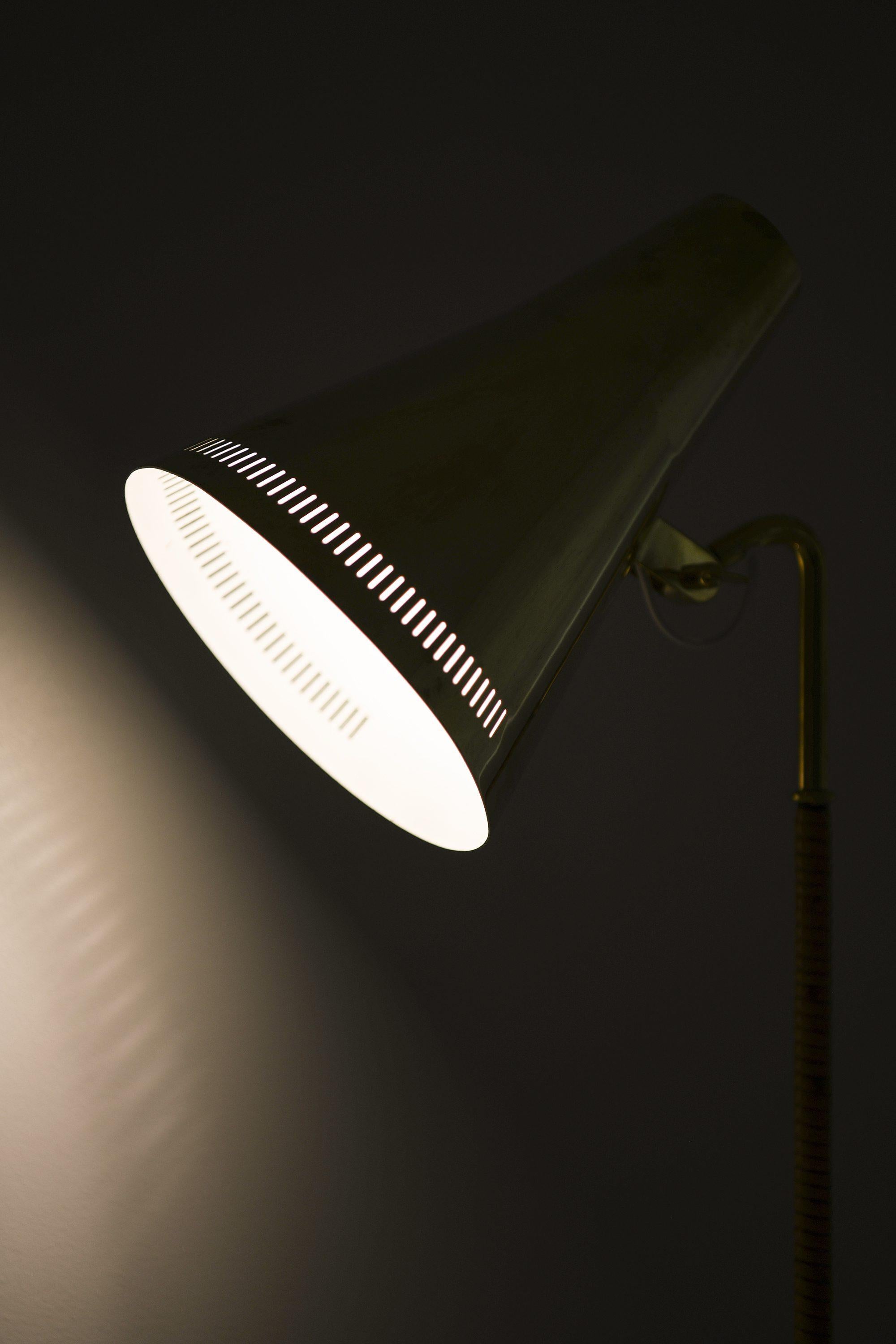 Lámpara de pie de latón y caña de Paavo Tynell, años 50 Latón en venta