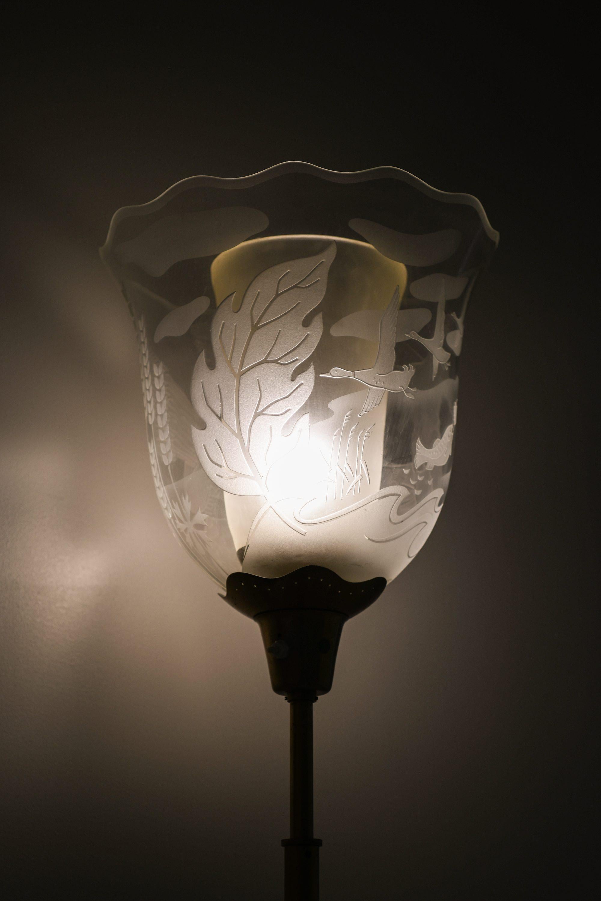 Stehlampe aus Messing und doppelten Glasschirmen von Bo Notini, 1940er Jahre (20. Jahrhundert) im Angebot