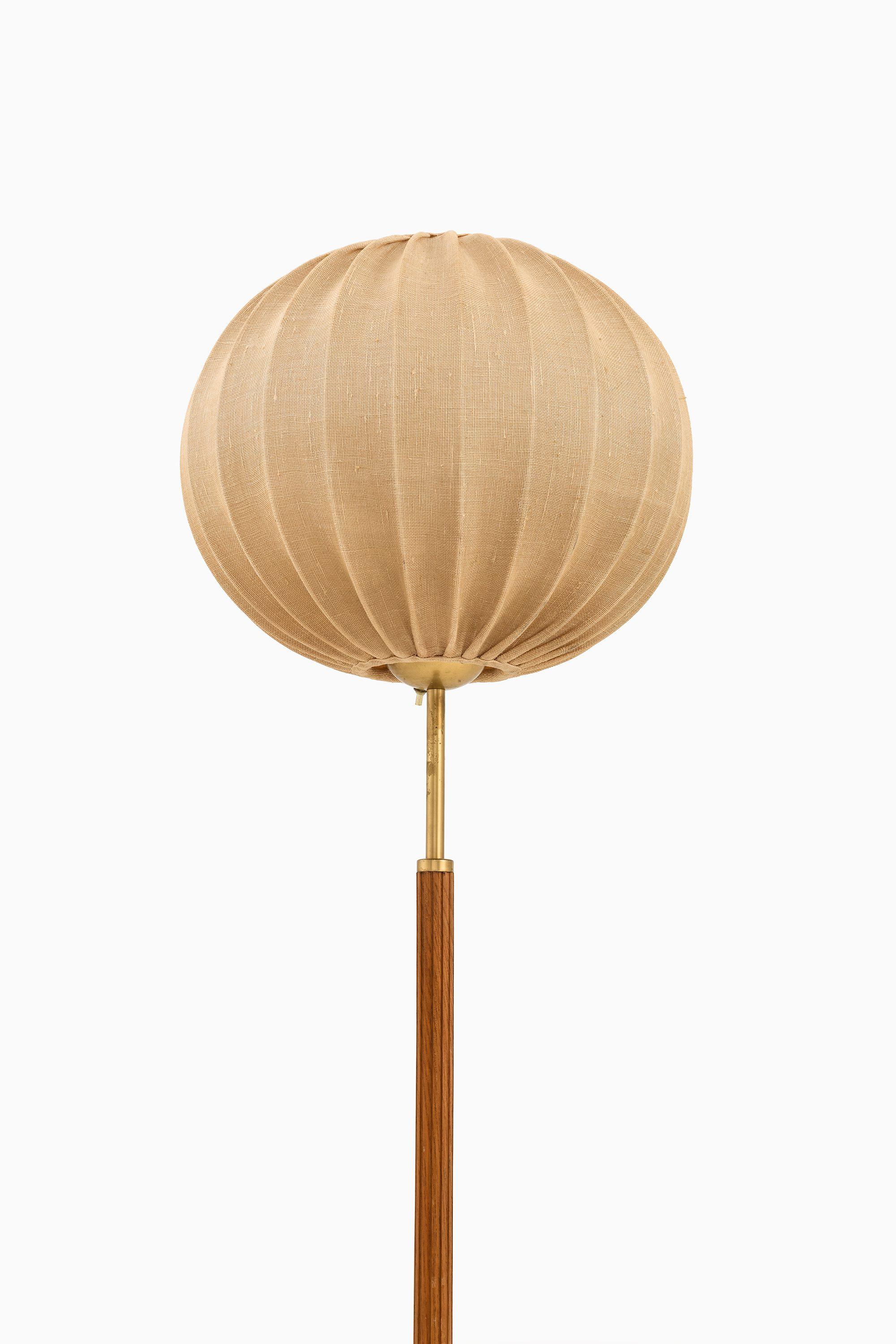 Floor Lamp in Brass and Fabric by Hans Bergström, 1950's

Additional Information:
Material: Brass and fabric
Style: Mid century, Scandinavian
Rare floor lamp model C-770
Produced by Ateljé Lyktan in Åhus, Sweden
Dimensions (W x D x H): 45 x 45 x 173