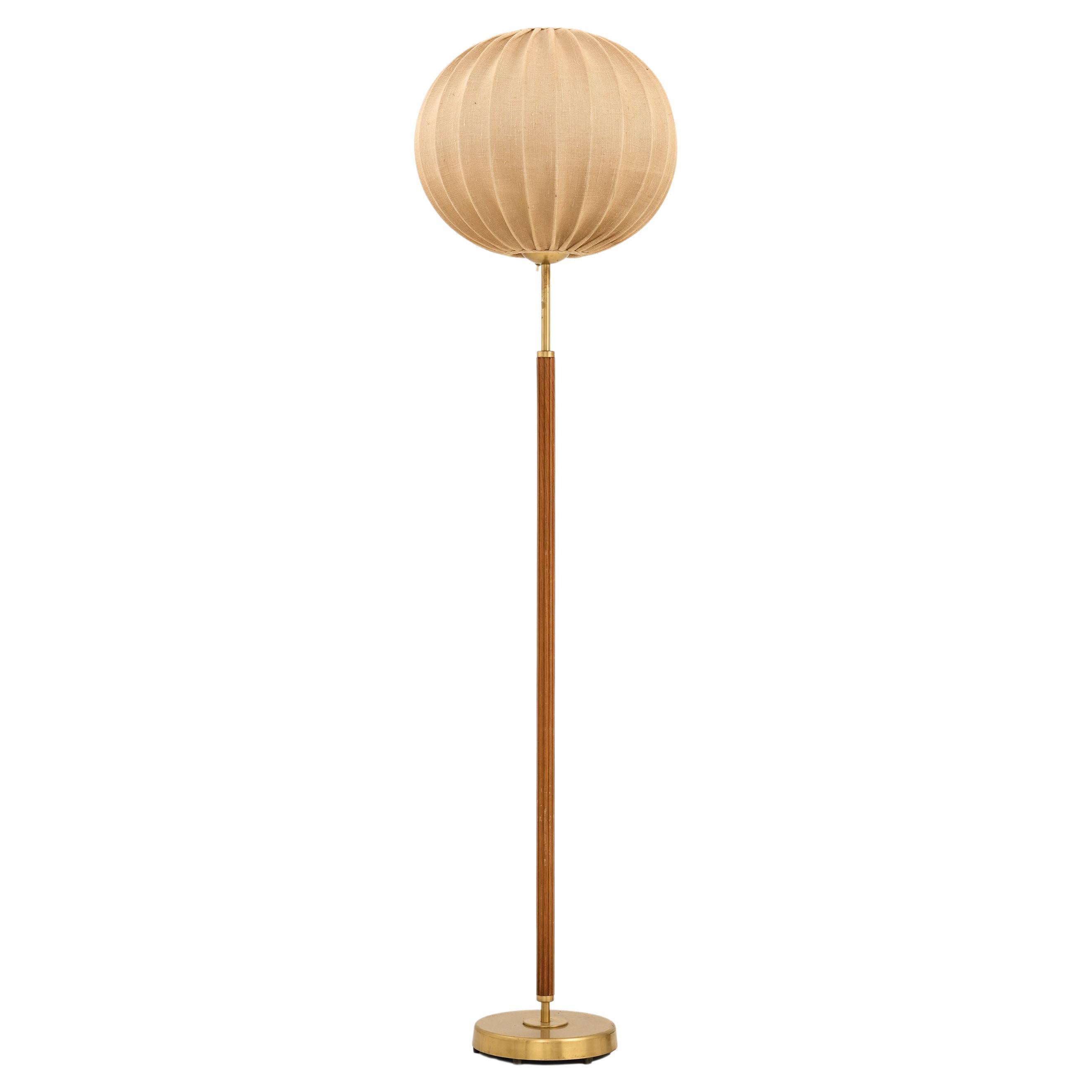 Lampadaire en laiton et tissu par Hans Bergström, années 1950 en vente