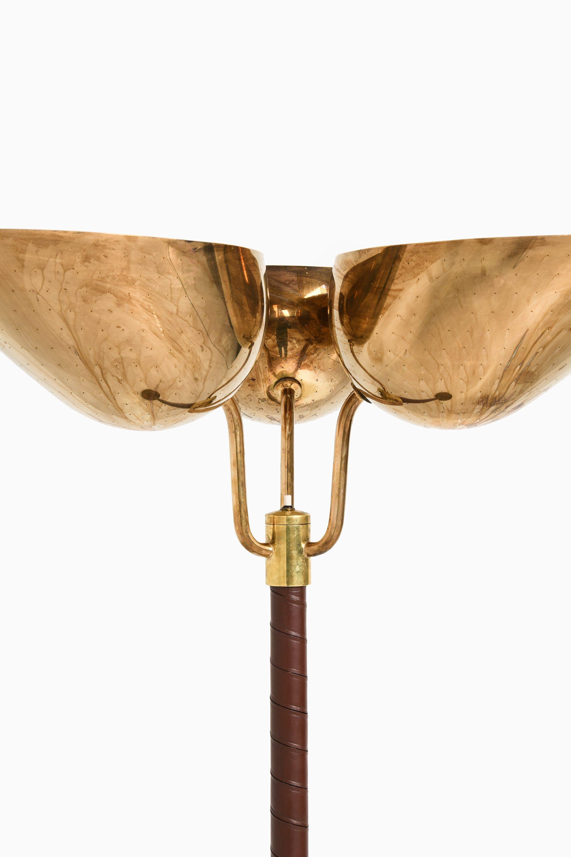 Lampada da terra in ottone e pelle di Carl-Axel Acking, anni '40 in vendita 4