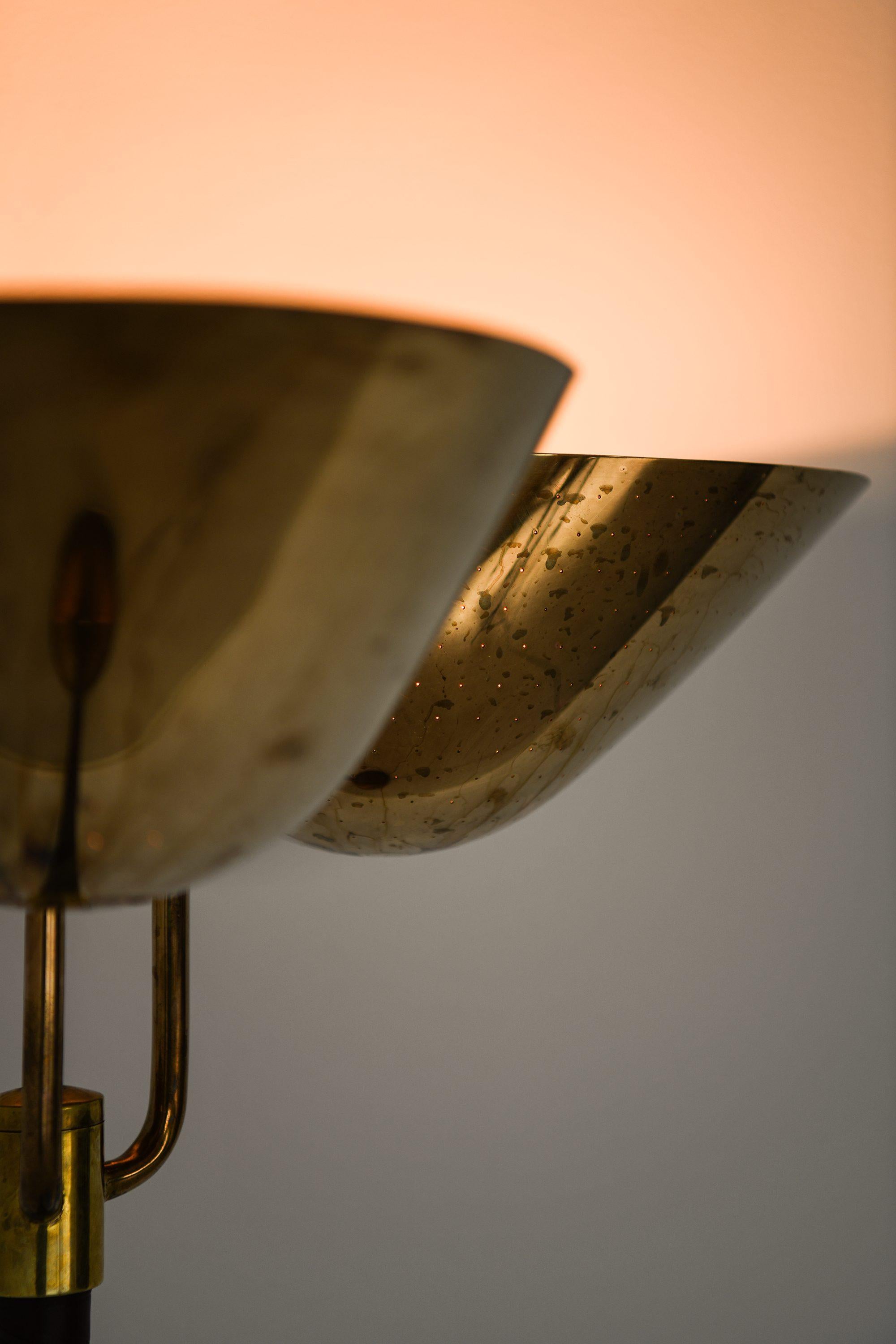 Lampada da terra in ottone e pelle di Carl-Axel Acking, anni '40 in vendita 7