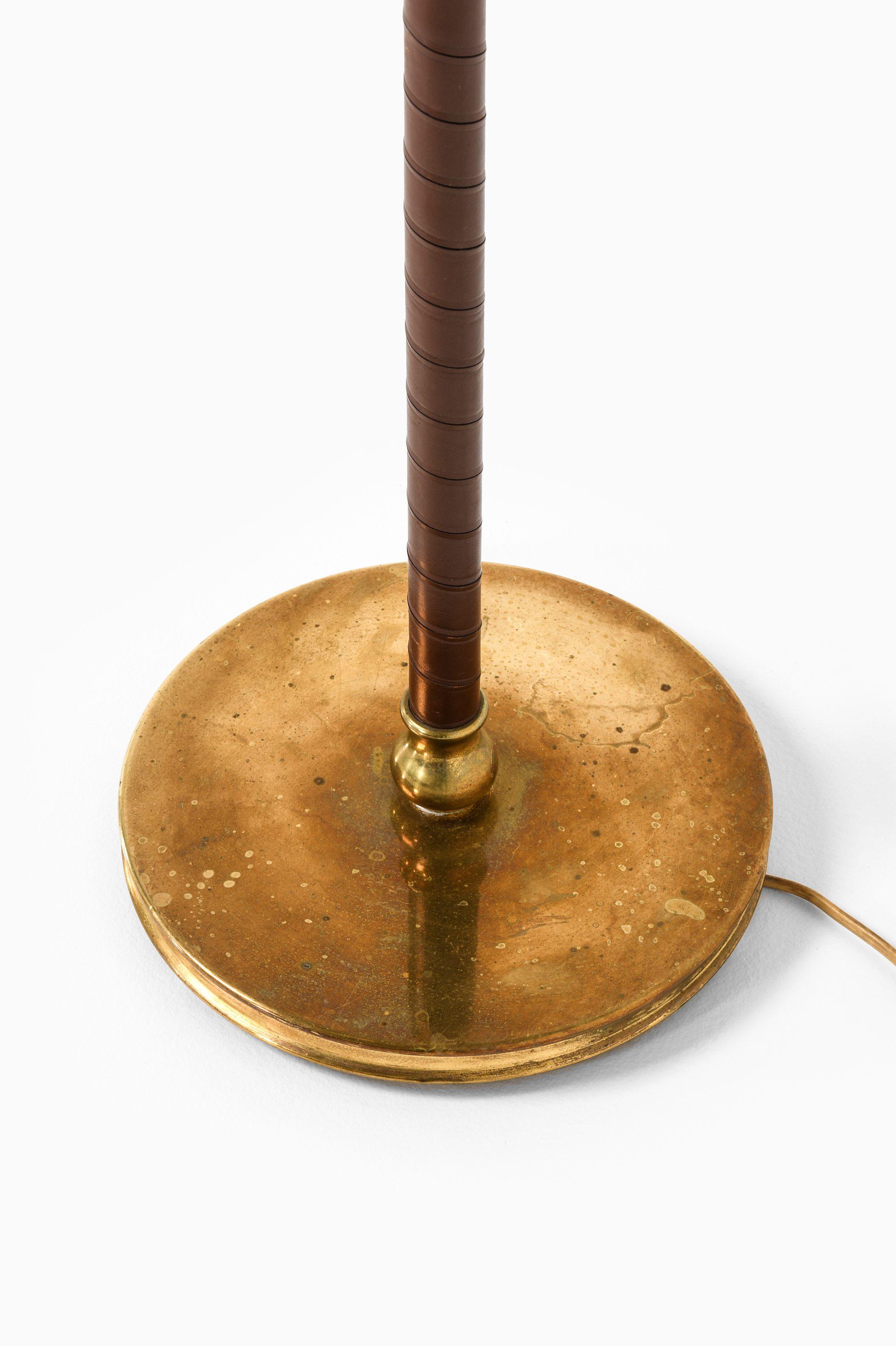 Lampada da terra in ottone e pelle di Carl-Axel Acking, anni '40 in vendita 8