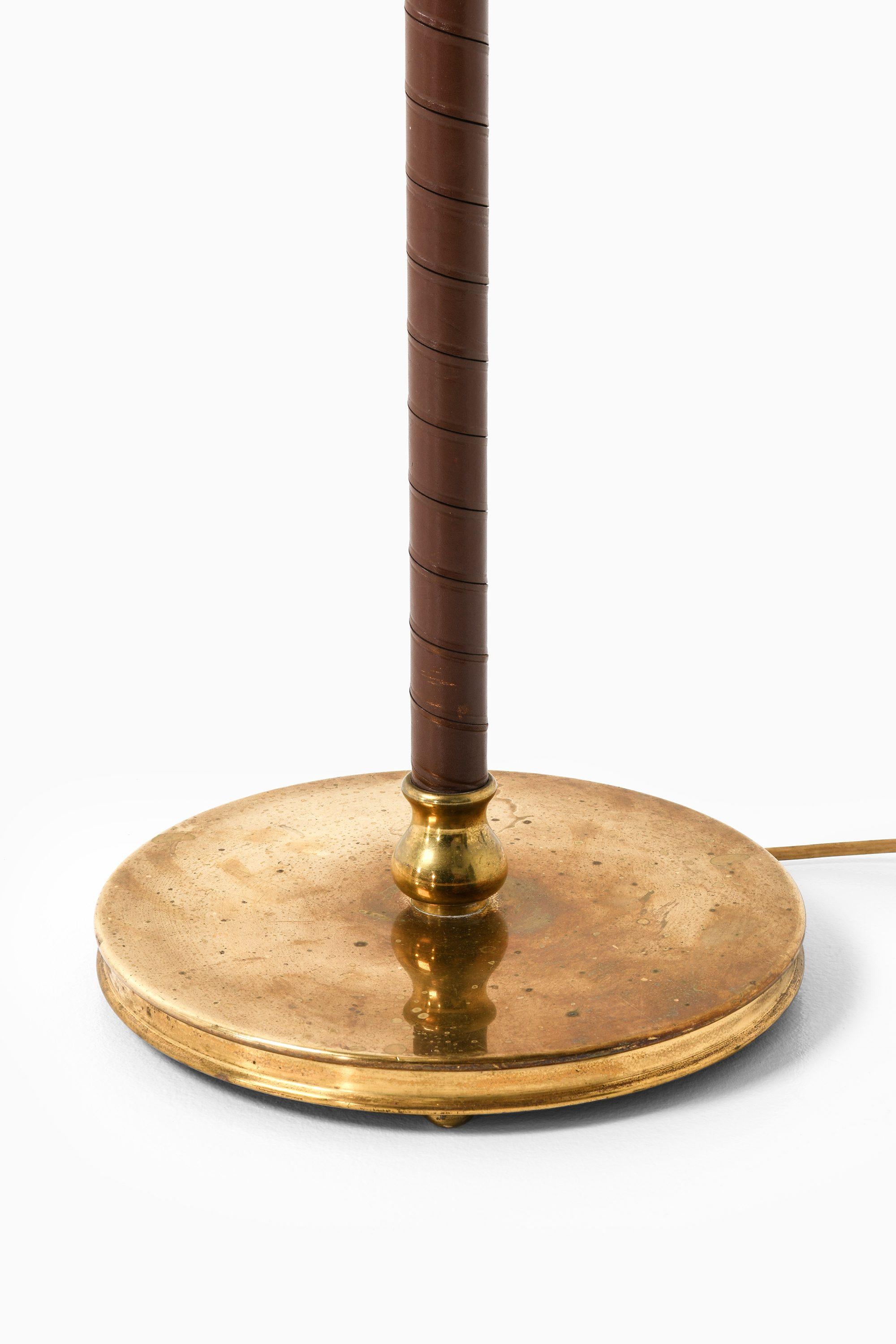 Lampada da terra in ottone e pelle di Carl-Axel Acking, anni '40 in vendita 9