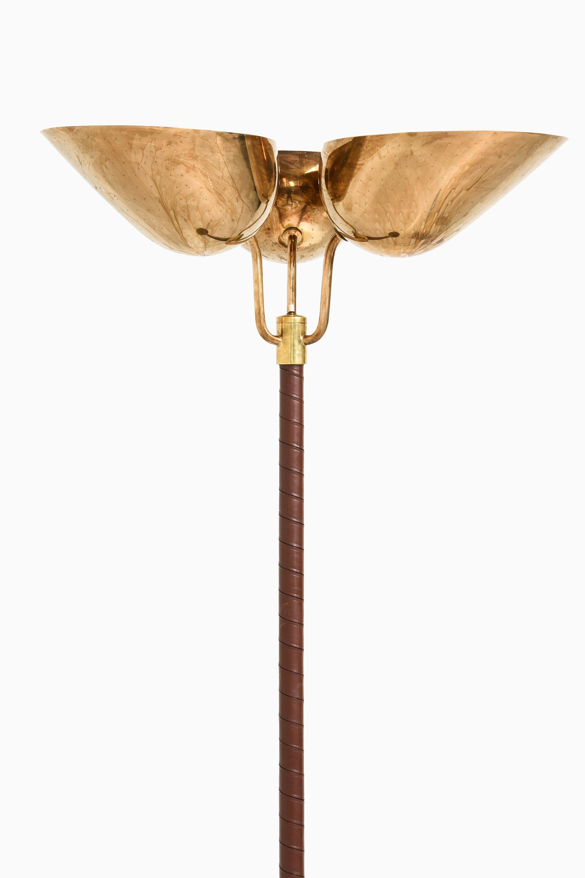 Scandinavo moderno Lampada da terra in ottone e pelle di Carl-Axel Acking, anni '40 in vendita