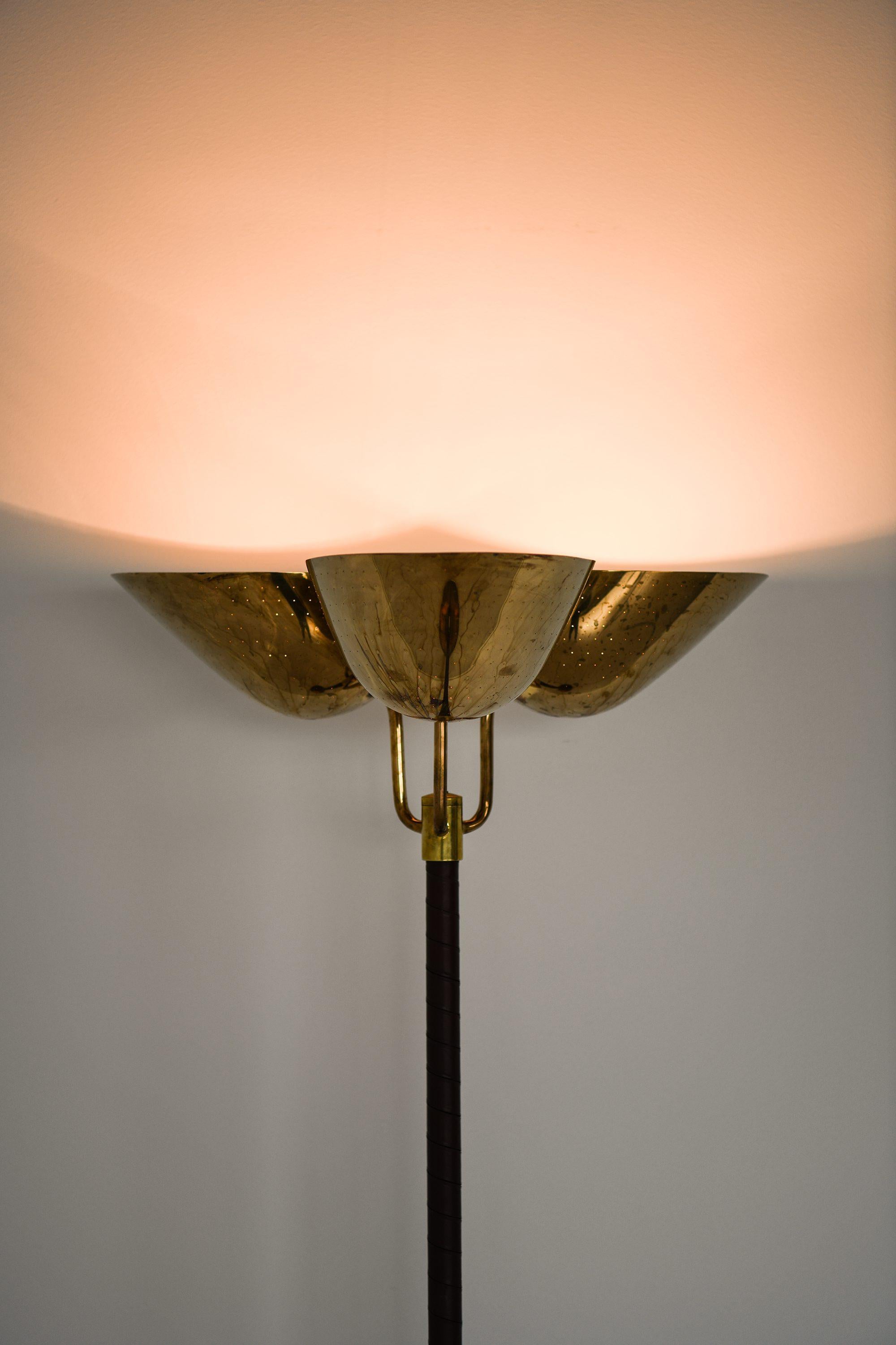 Svedese Lampada da terra in ottone e pelle di Carl-Axel Acking, anni '40 in vendita