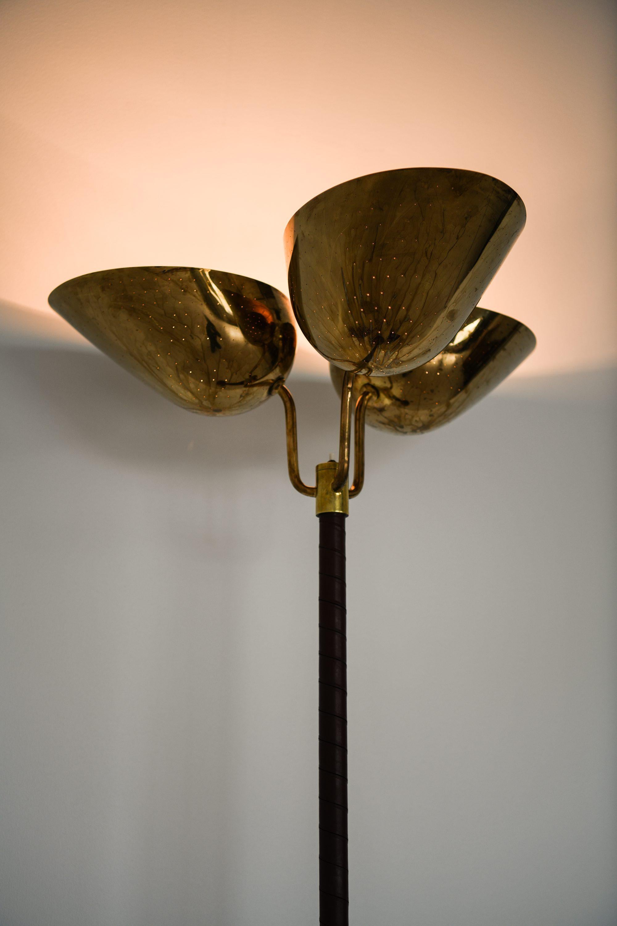 Lampada da terra in ottone e pelle di Carl-Axel Acking, anni '40 In condizioni buone in vendita a Limhamn, Skåne län