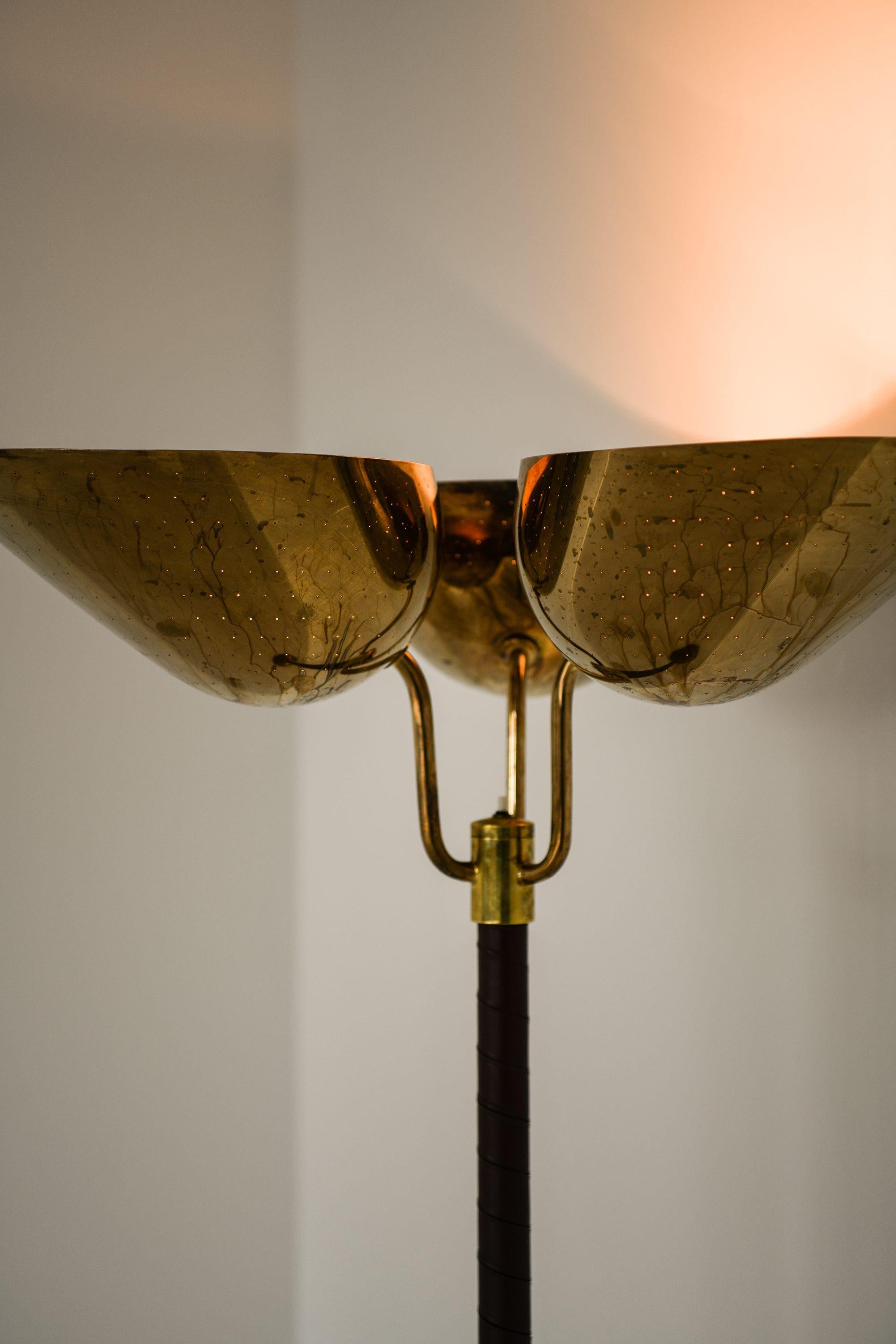 Ottone Lampada da terra in ottone e pelle di Carl-Axel Acking, anni '40 in vendita