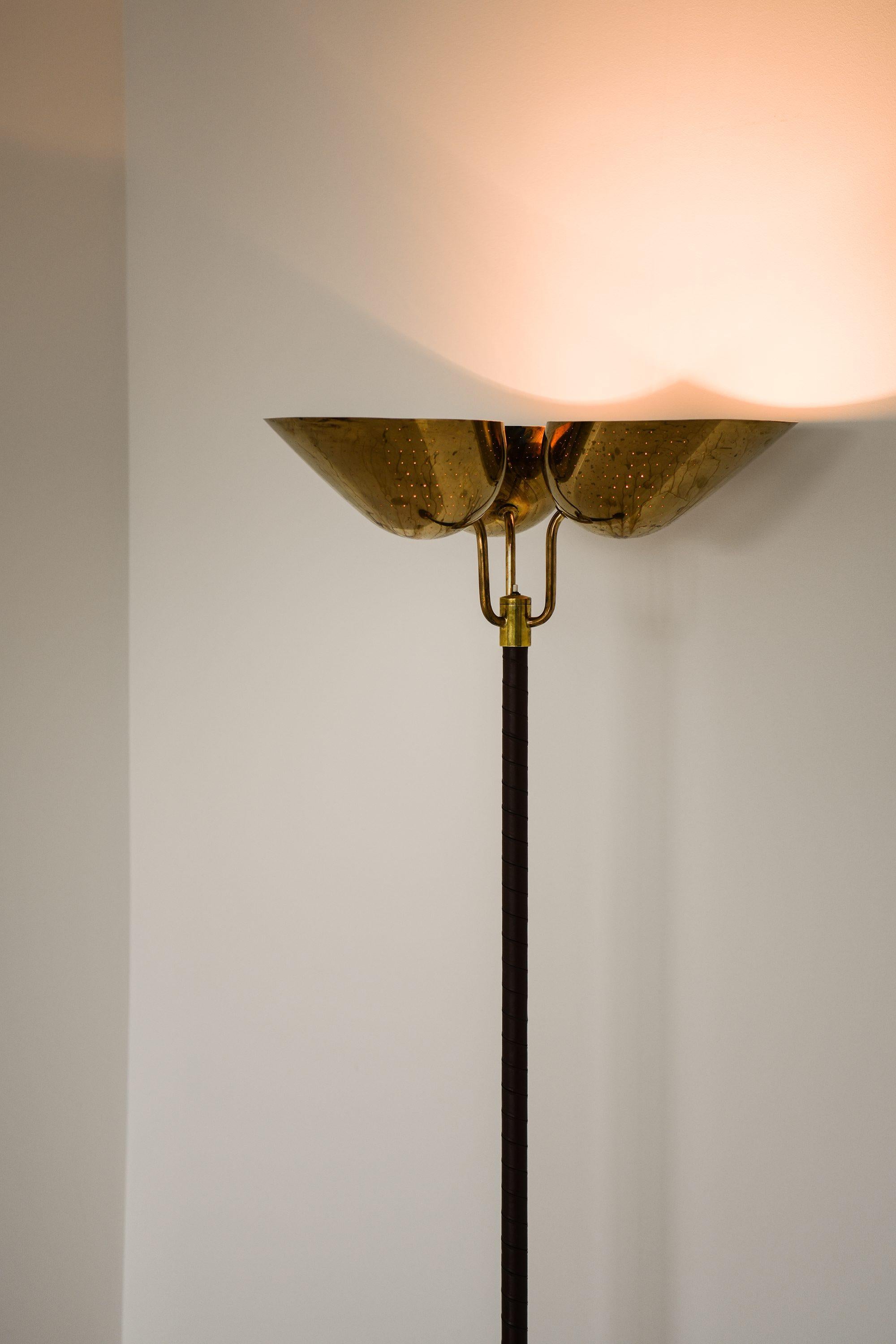 Lampada da terra in ottone e pelle di Carl-Axel Acking, anni '40 in vendita 1