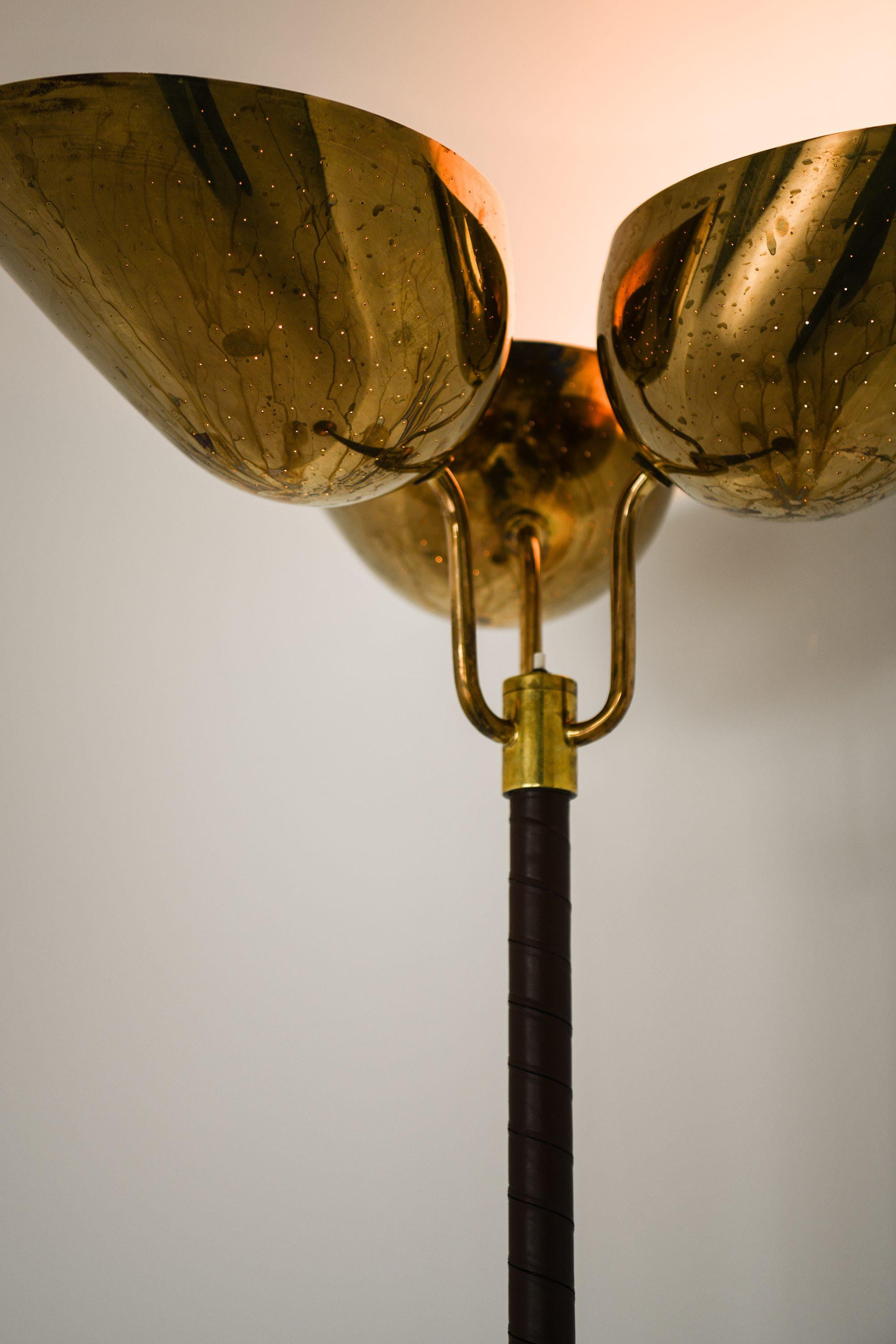 Lampada da terra in ottone e pelle di Carl-Axel Acking, anni '40 in vendita 2