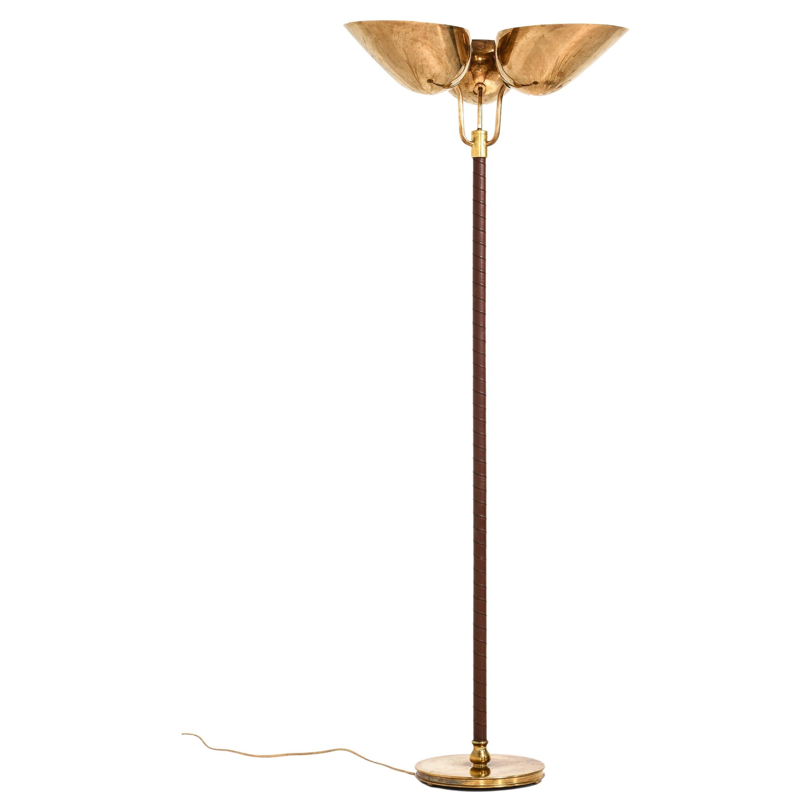 Lampada da terra in ottone e pelle di Carl-Axel Acking, anni '40 in vendita