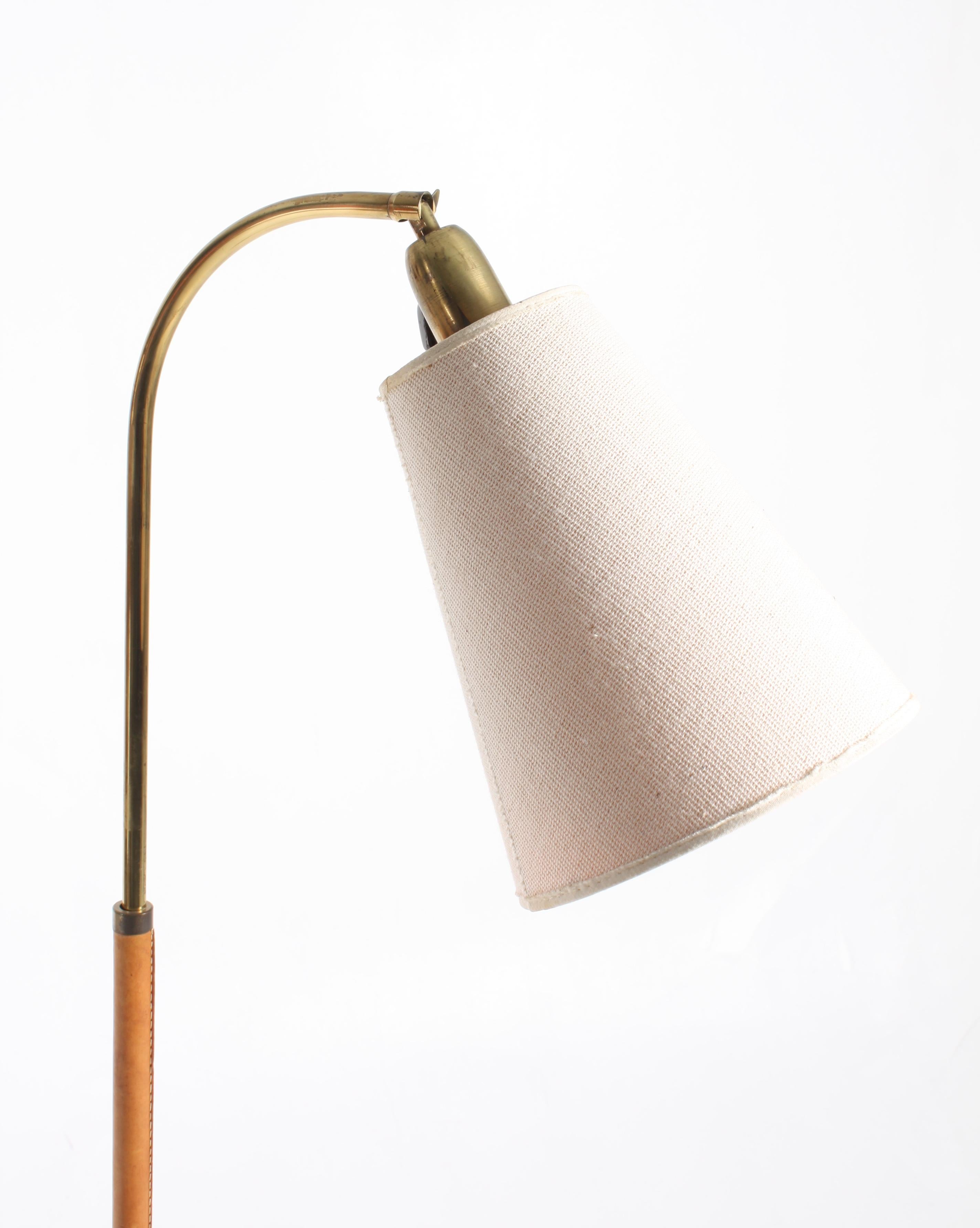 Floor Lamp in Brass and Leather (Mitte des 20. Jahrhunderts)