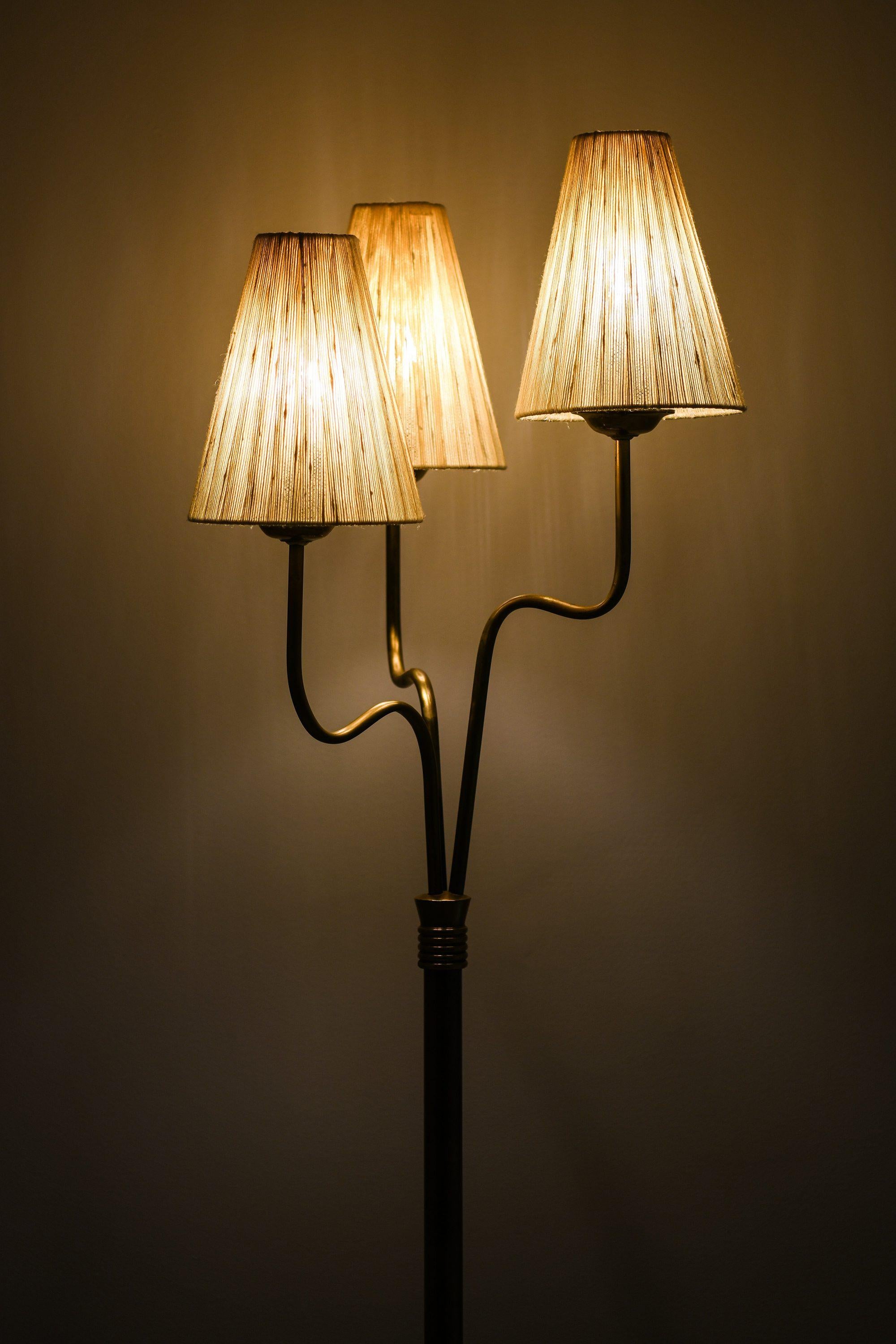 Mid-Century Modern Lampadaire en laiton et abat-jour d'origine, années 1950 en vente