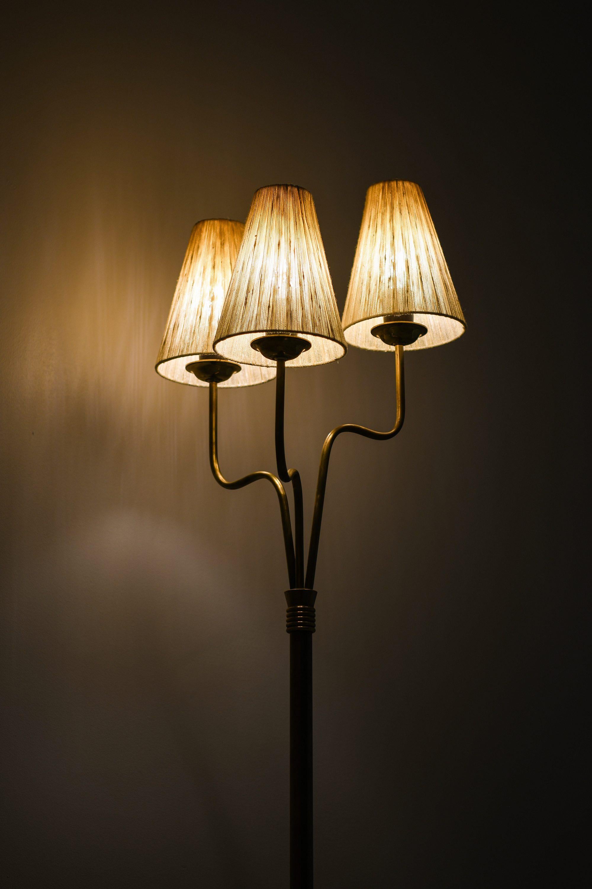Finlandais Lampadaire en laiton et abat-jour d'origine, années 1950 en vente