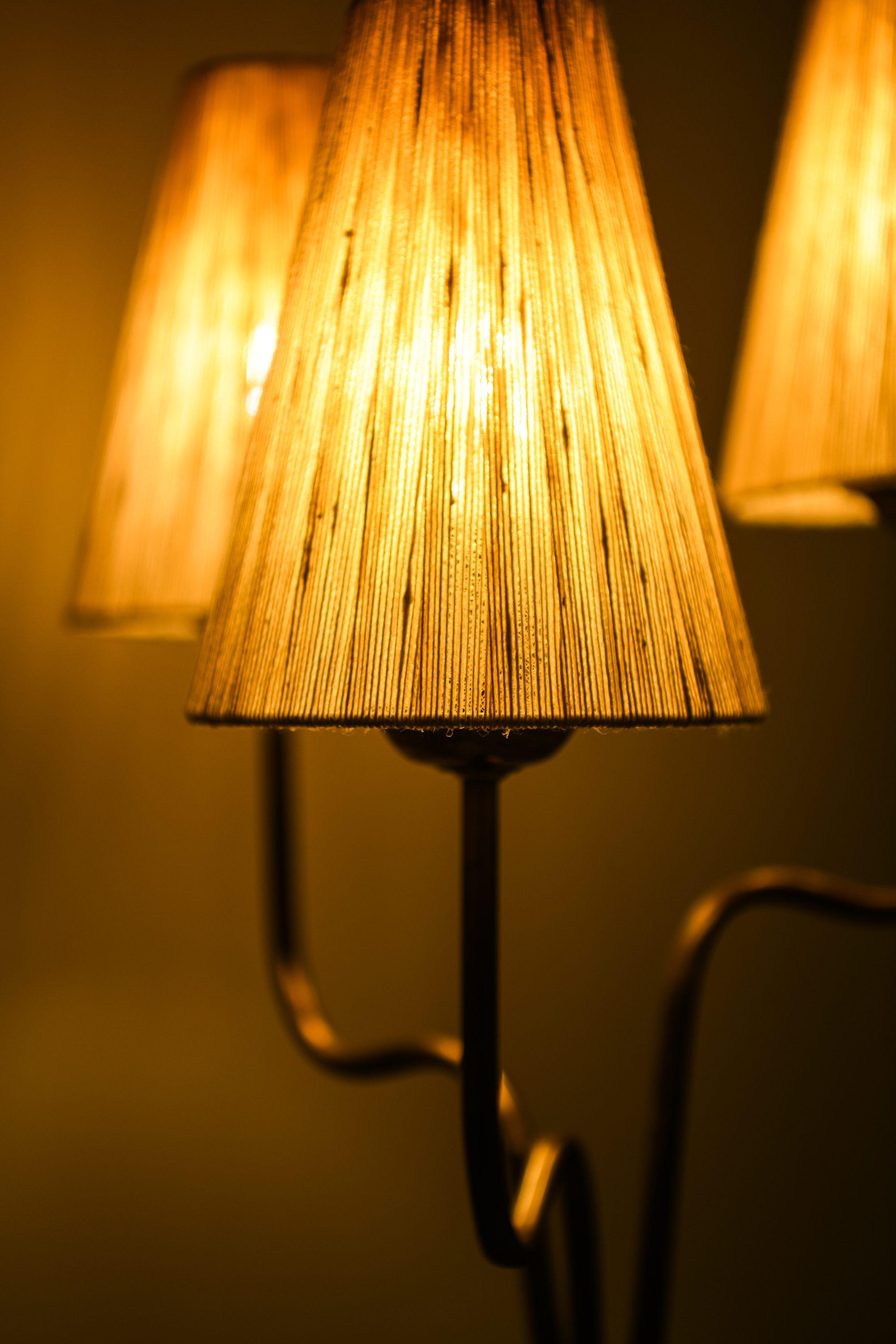 20ième siècle Lampadaire en laiton et abat-jour d'origine, années 1950 en vente