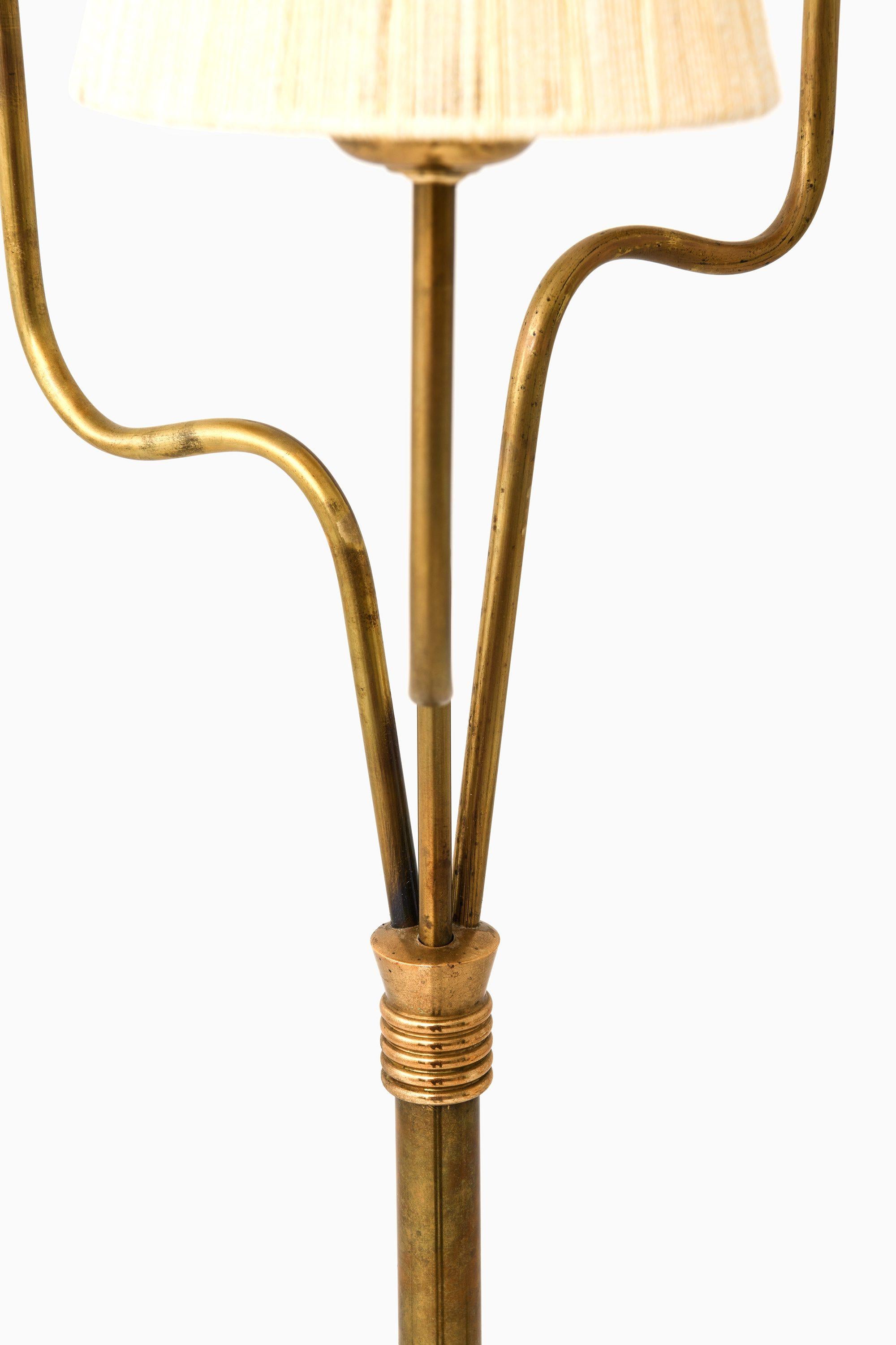 Laiton Lampadaire en laiton et abat-jour d'origine, années 1950 en vente