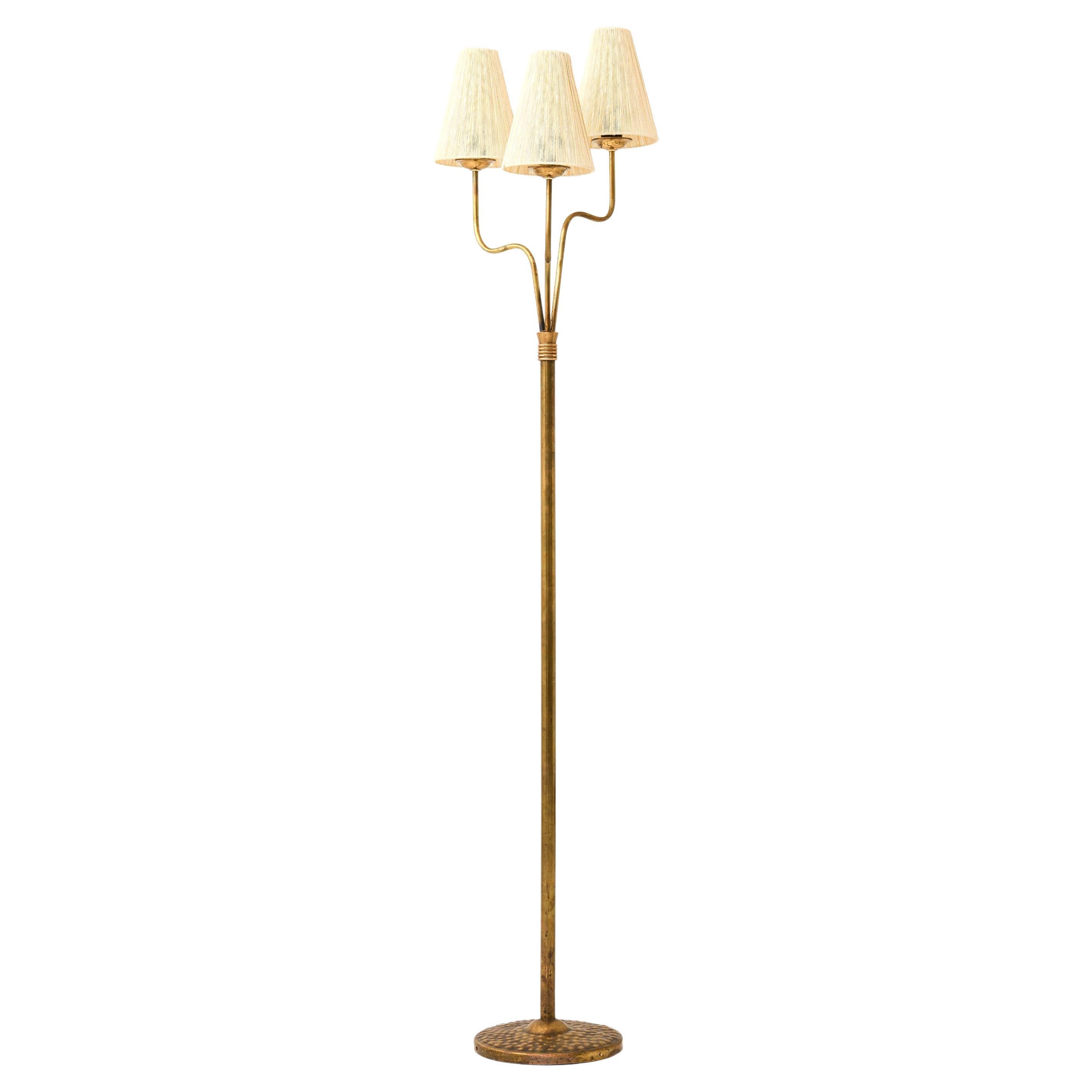 Lampadaire en laiton et abat-jour d'origine, années 1950 en vente