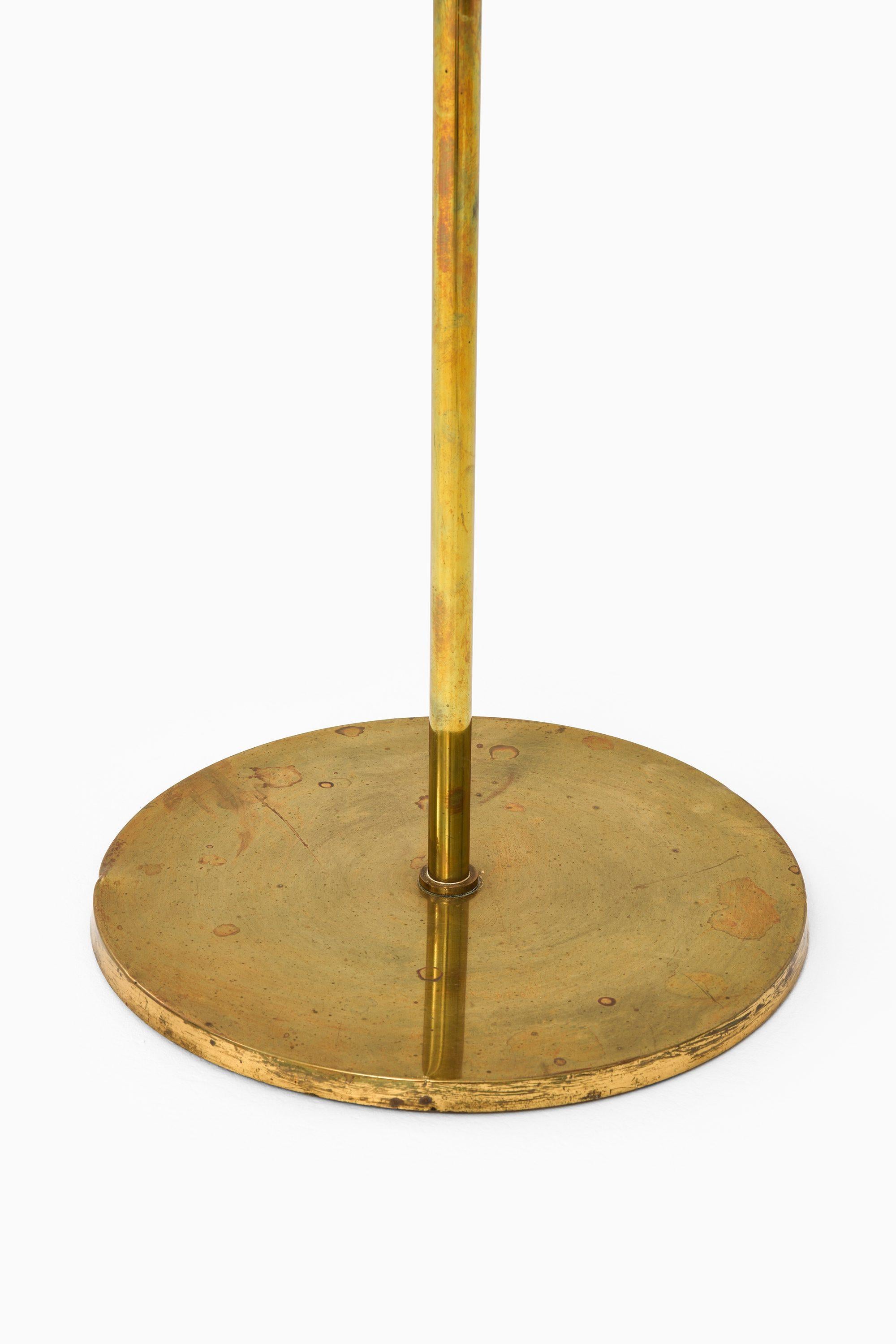 Floor Lamp in Brass and Original Yellow Lamp Shade, 1950's In Good Condition For Sale In Limhamn, Skåne län