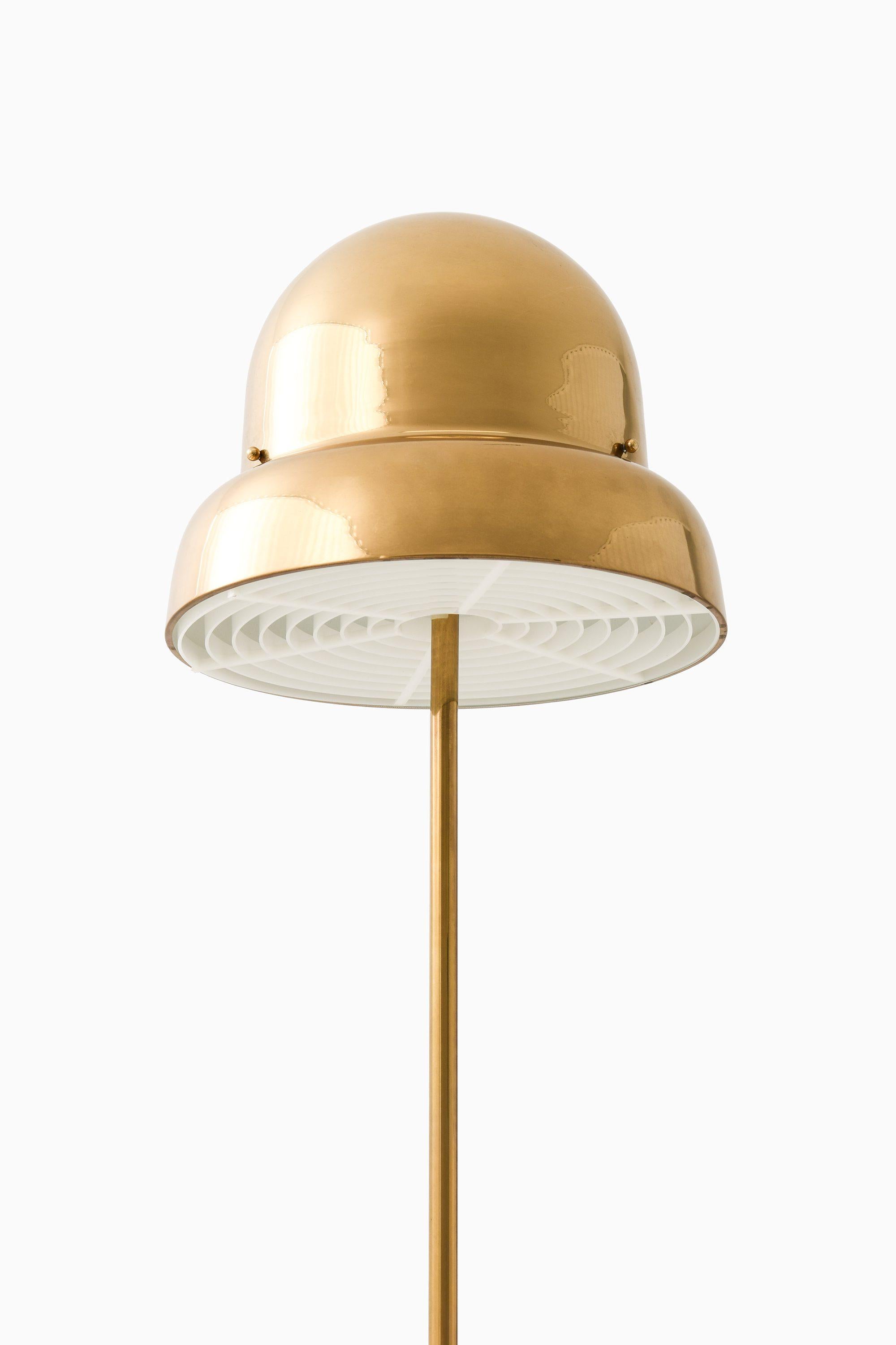 Mid-Century moderno Lampada da terra in ottone e plastica di Eje Ahlgren, anni '70 in vendita
