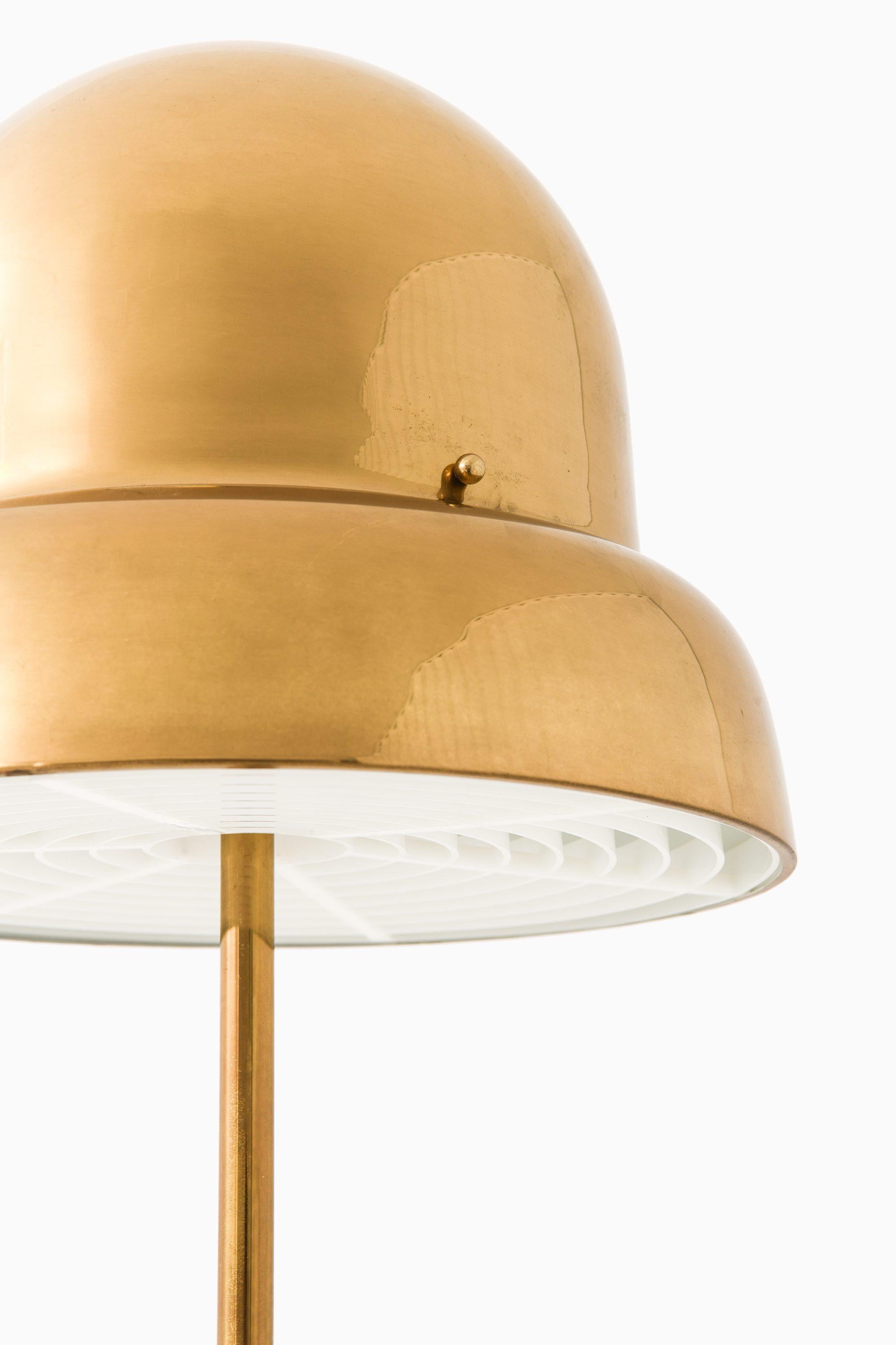 Svedese Lampada da terra in ottone e plastica di Eje Ahlgren, anni '70 in vendita