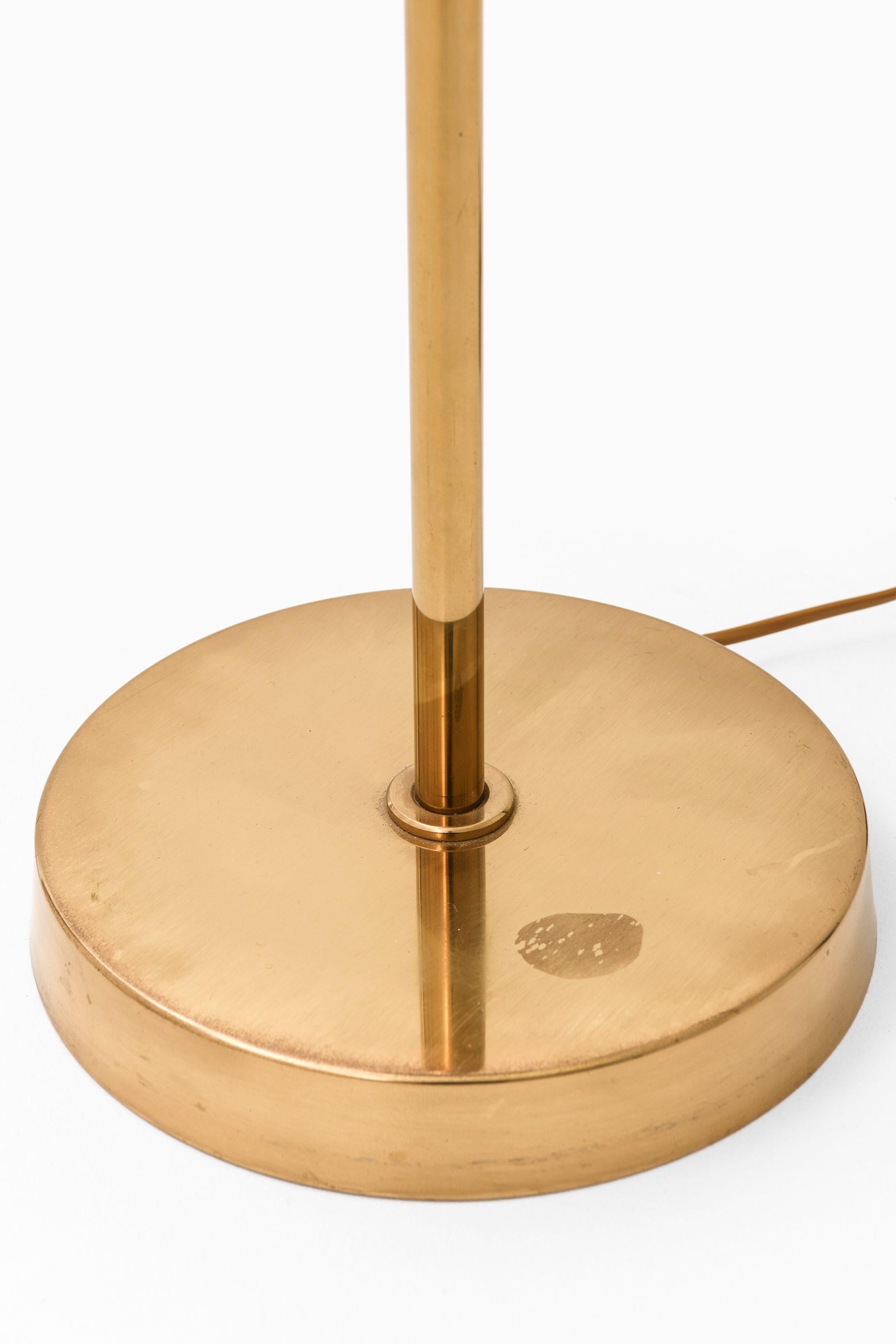 Lampada da terra in ottone e plastica di Eje Ahlgren, anni '70 In condizioni buone in vendita a Limhamn, Skåne län