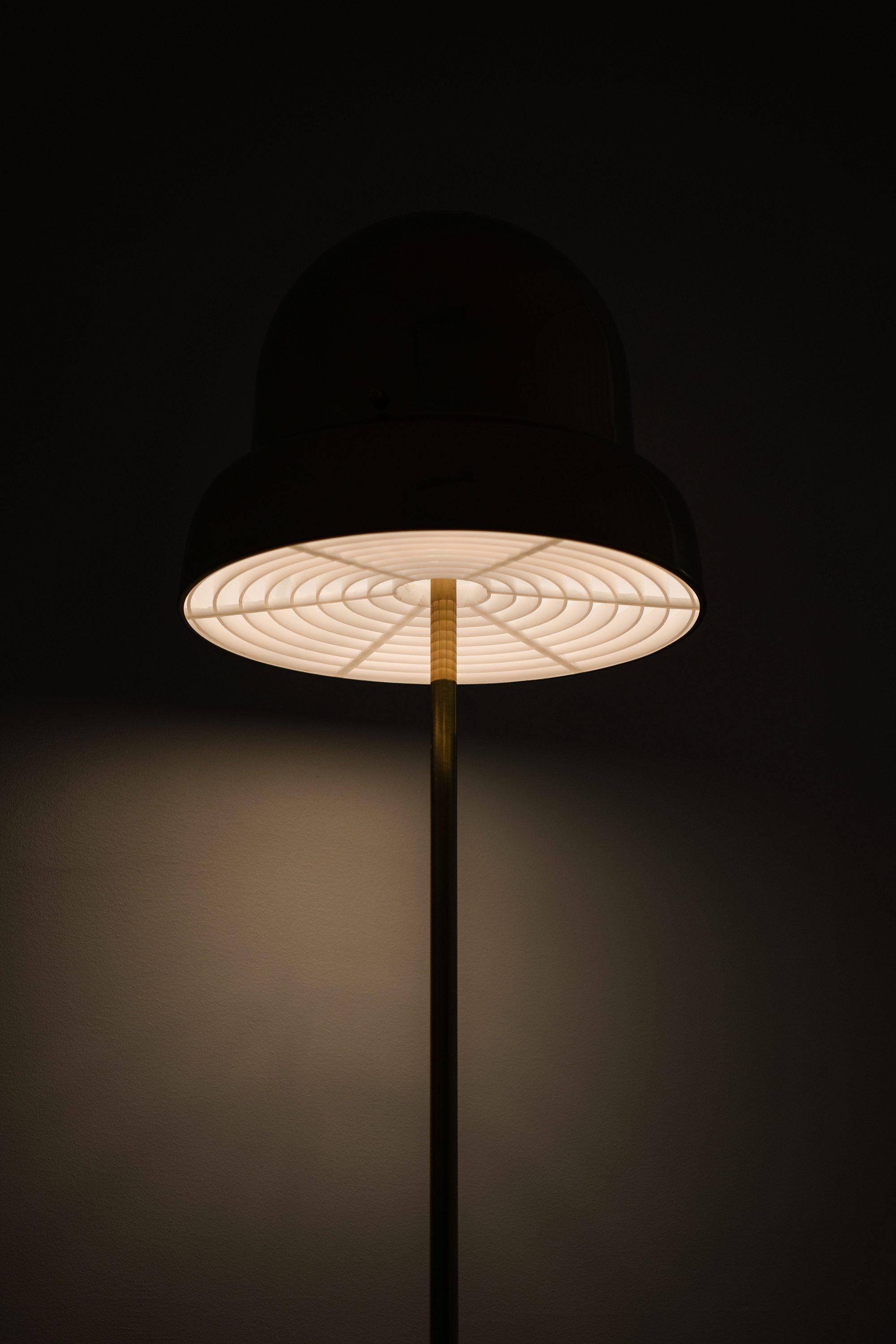 Ottone Lampada da terra in ottone e plastica di Eje Ahlgren, anni '70 in vendita