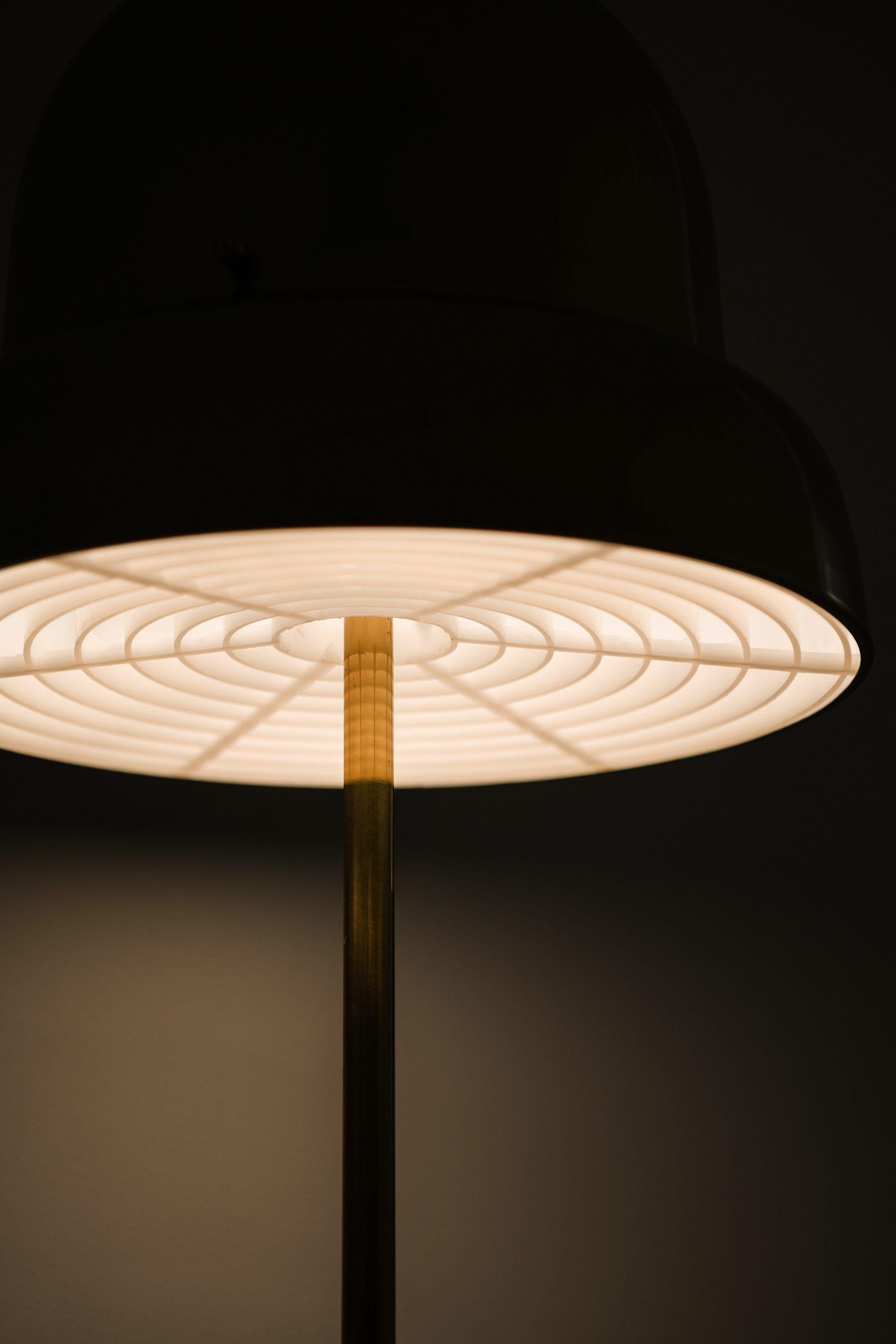 Lampada da terra in ottone e plastica di Eje Ahlgren, anni '70 in vendita 2