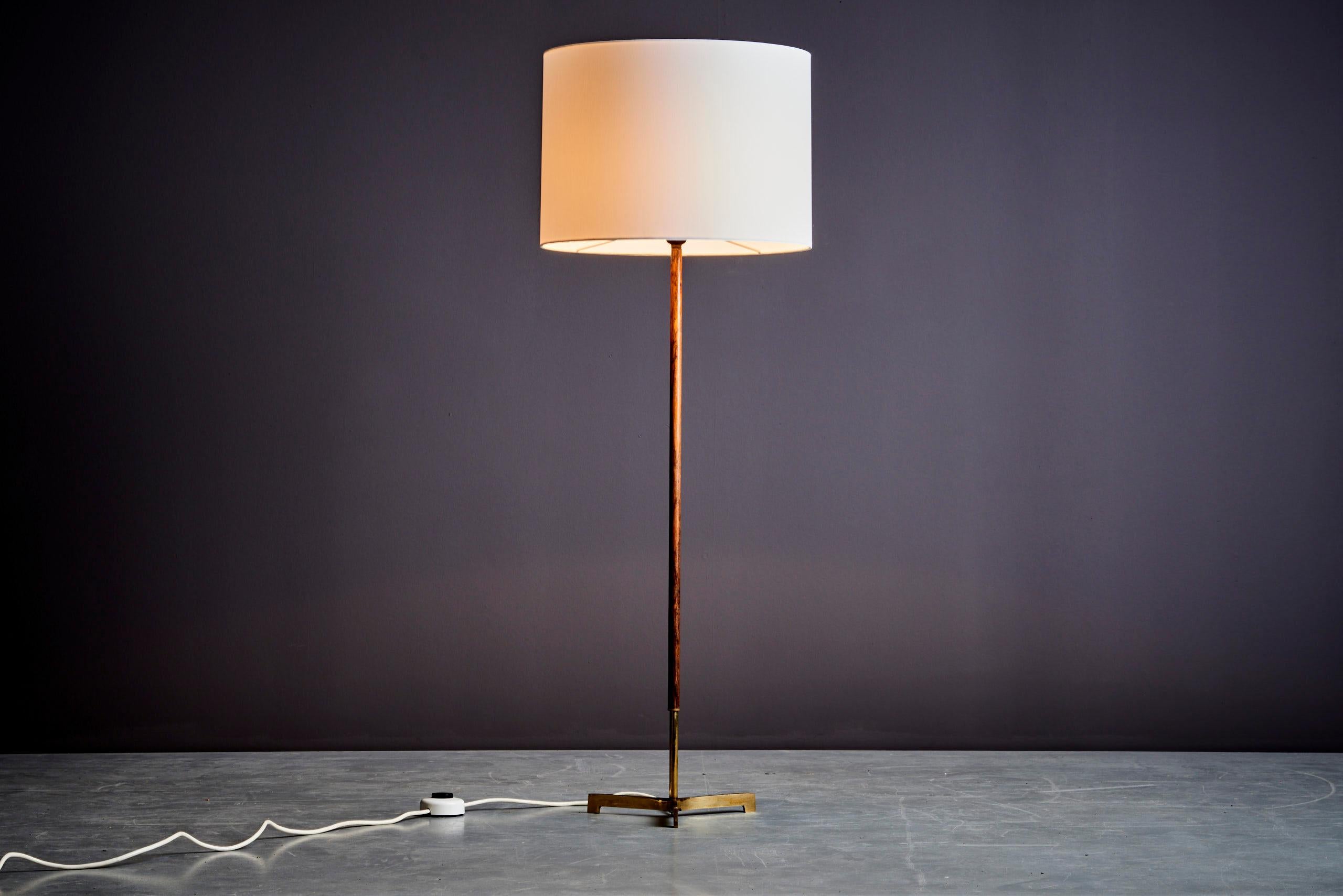 Mid-Century Modern Floor Lamp in Brass and Rosewood by Kalmar Austria - 1960s For Sale