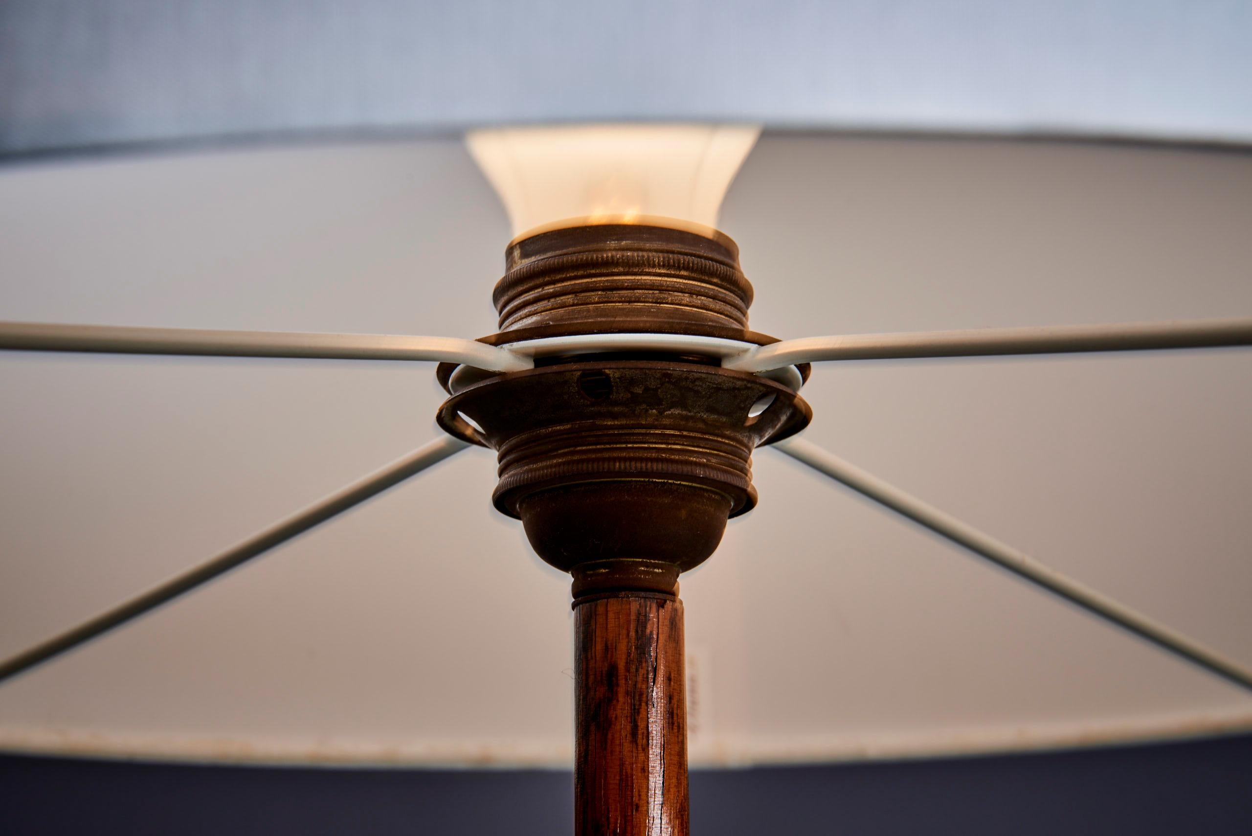 Floor Lamp in Brass and Rosewood by Kalmar Austria - 1960s In Good Condition For Sale In Berlin, DE