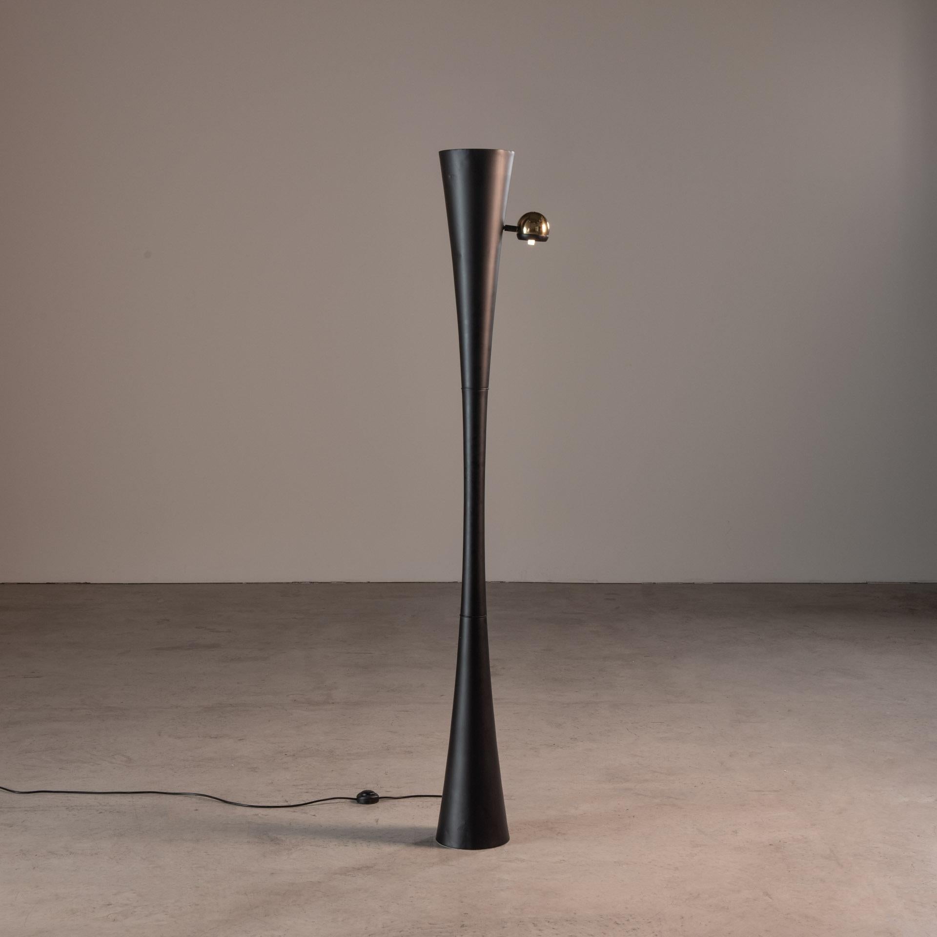
This exquisite floor lamp, emanating from the celebrated workshops of Dominici, is a testament to the harmonious blend of elegance and industrial robustness that defines high-quality Brazilian lighting design. Crafted by the renowned Enrico Furio,