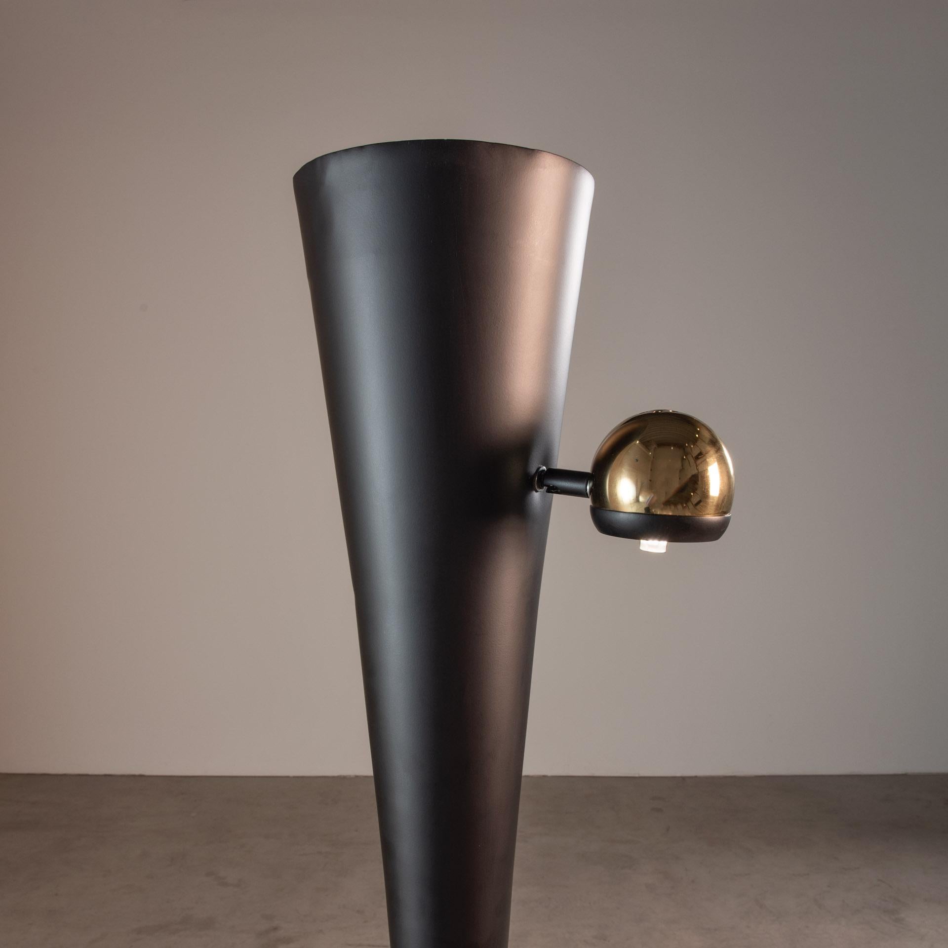 Floor Lamp in Brass and Steel, by Dominici, Mid-Century Brazilian Design Modern In Good Condition For Sale In Sao Paulo, SP