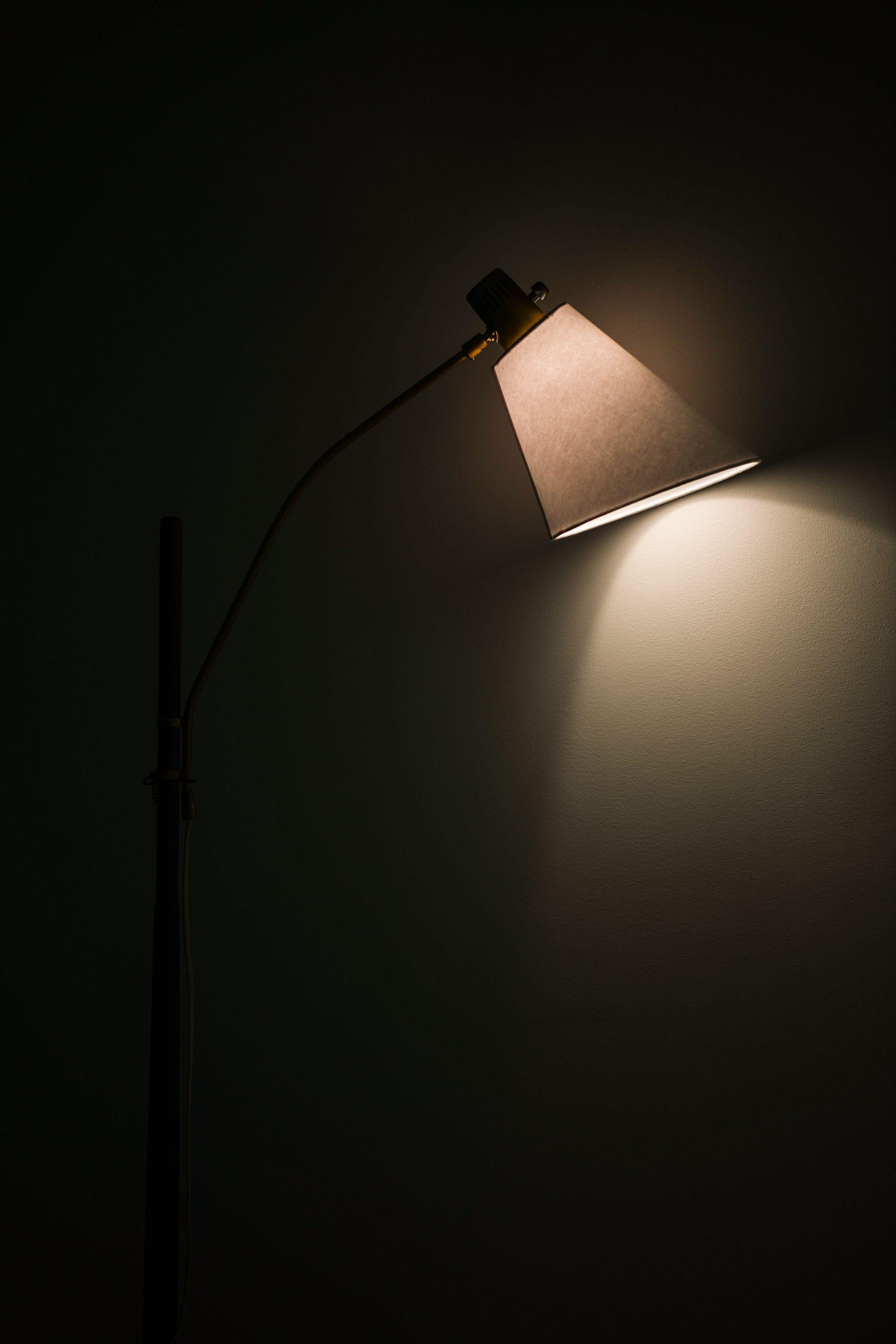 Floor Lamp in Brass and Teak by Hans Bergström, 1950's In Good Condition For Sale In Limhamn, Skåne län