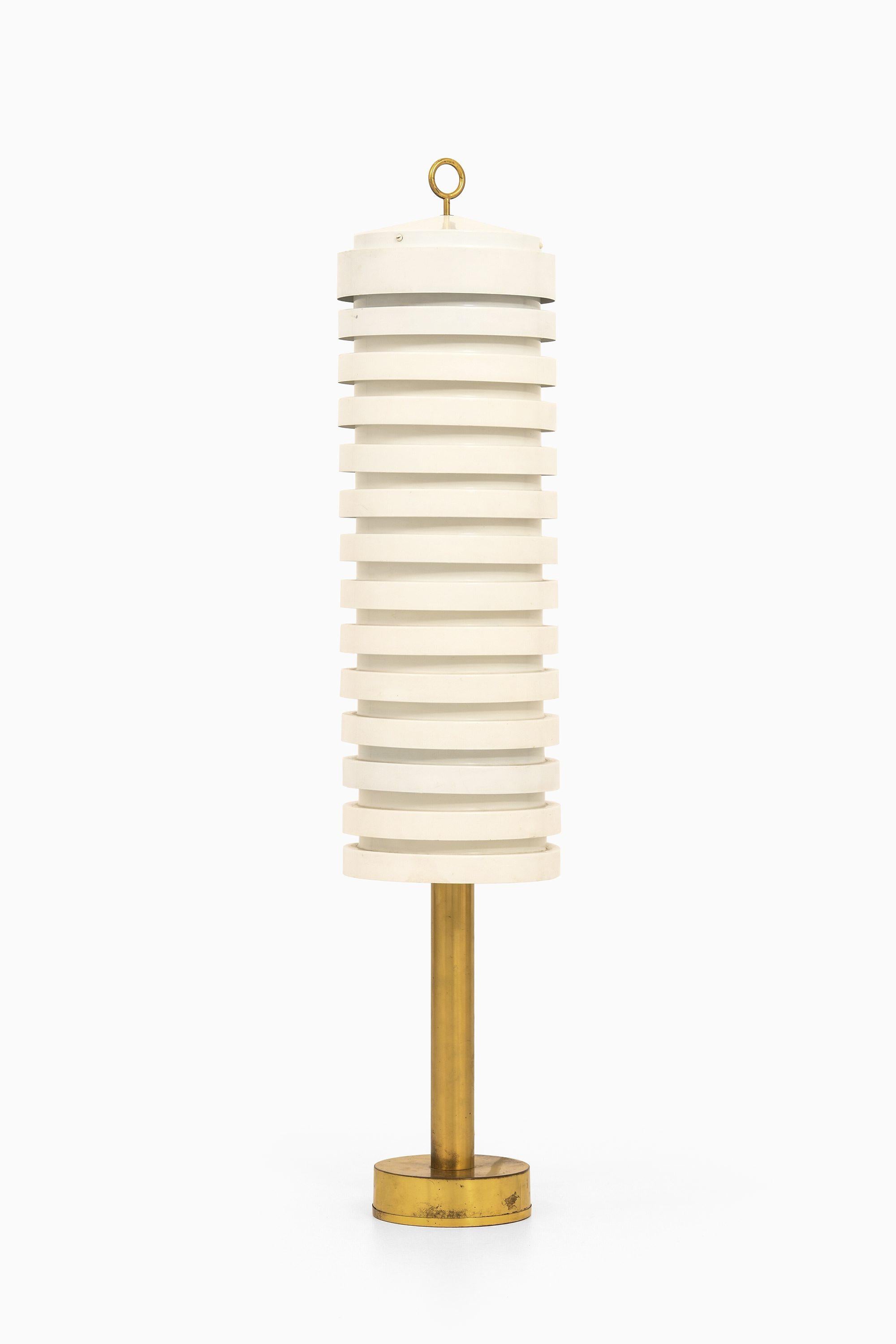 Stehleuchte aus Messing und weiß lackiertem Metall von Hans-Agne Jakobsson, 1950er Jahre (Skandinavische Moderne) im Angebot