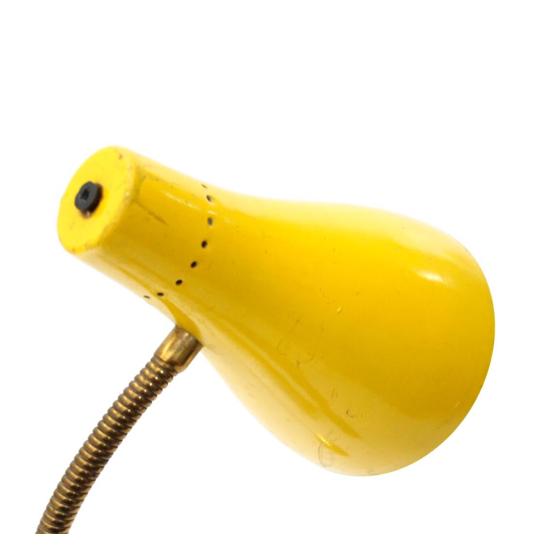 Italian manufactured floor lamp produced in the 1950s.
Circular base in brass.
Brass stem with articulated end part.
Diffuser in yellow painted aluminum externally.
Structure in good condition, signs due to normal use over time, a hit on the